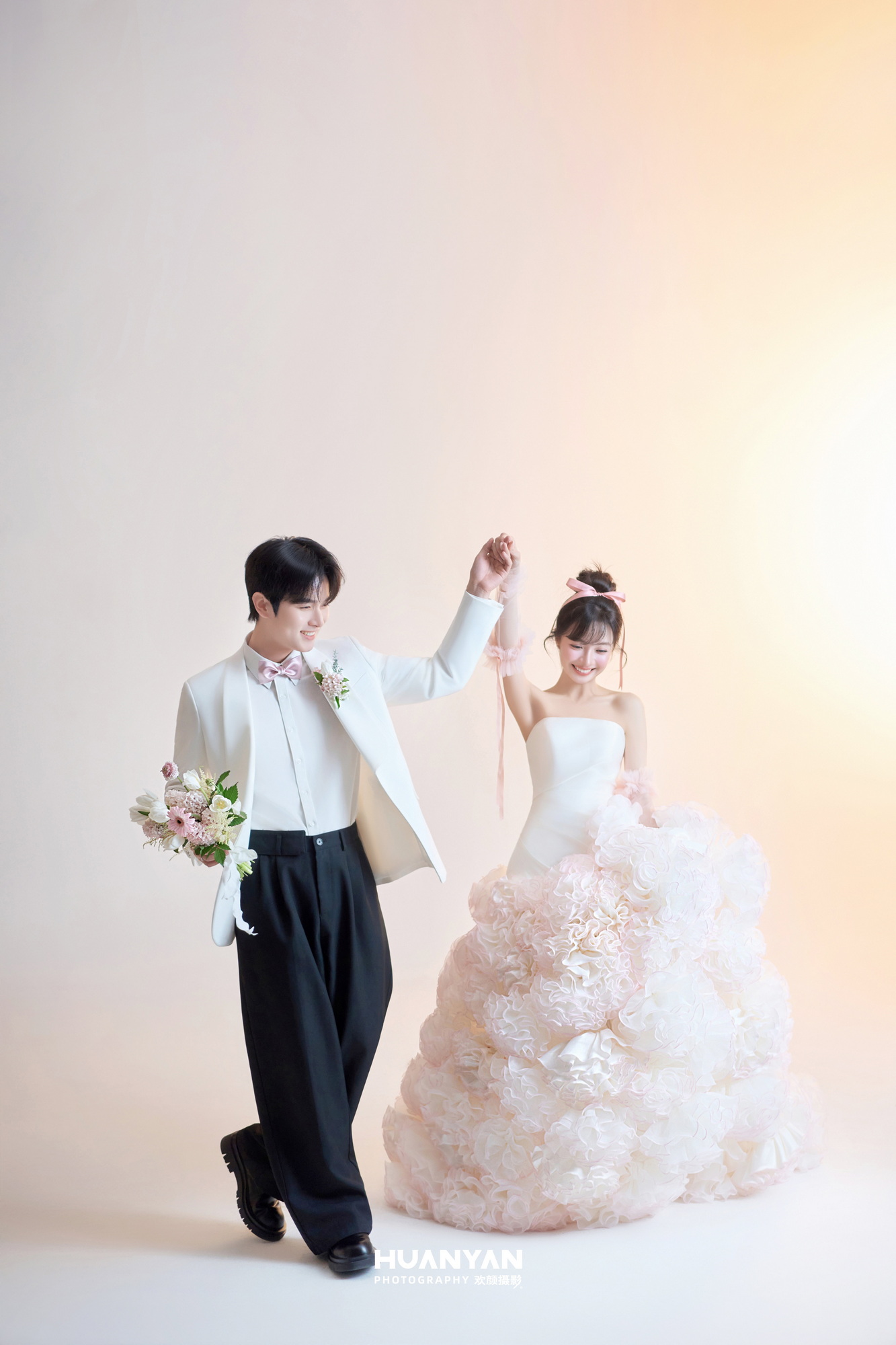 间白纱客片第3张｜极简风婚纱照，摄于室内