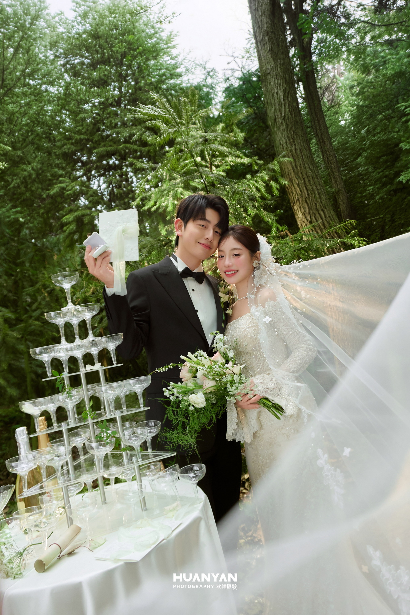 我们的森林婚礼日记：轻氧风婚纱照草地实拍