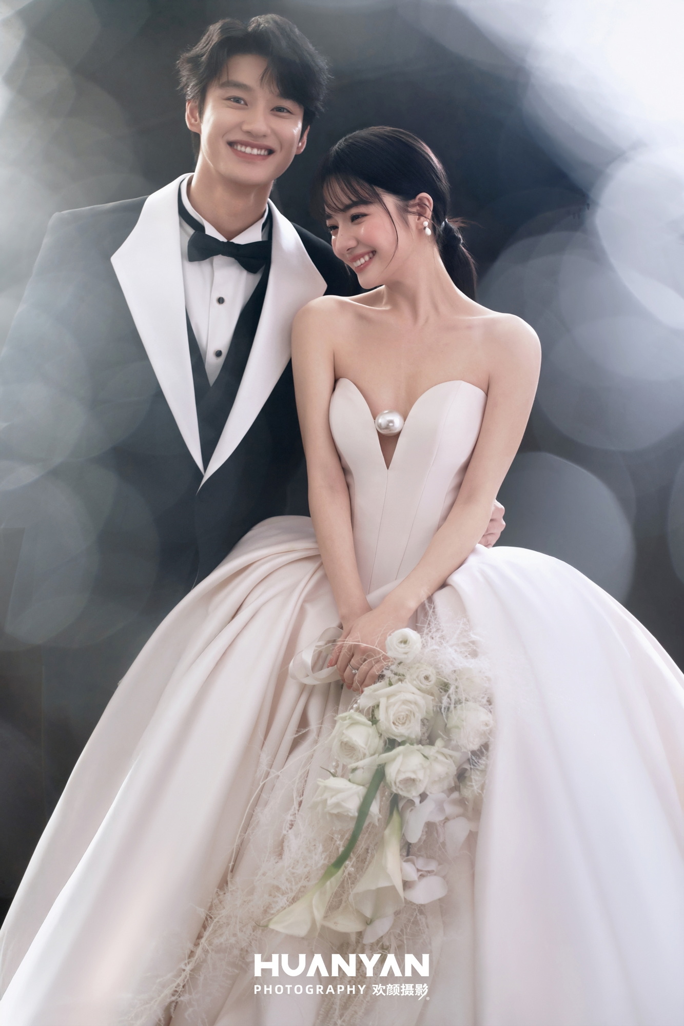 屿之忆客片第7张｜简约风婚纱照，摄于室内