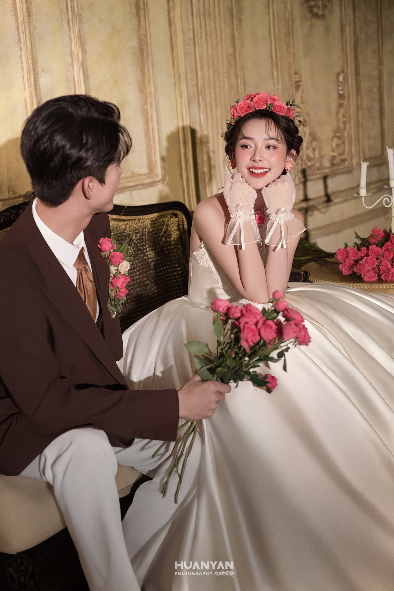 屿私语集客片第7张｜简约风婚纱照，摄于室内