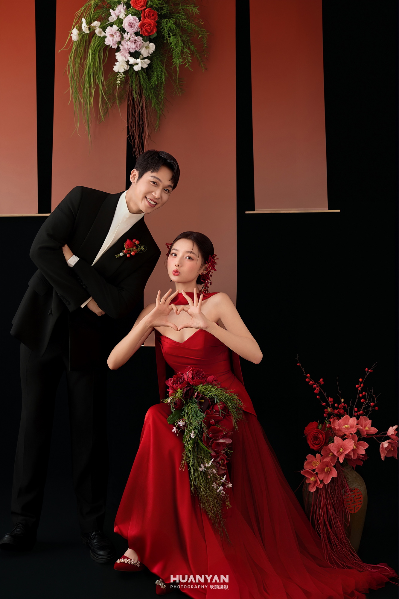 野告白客片第7张｜极简风婚纱照，摄于草地