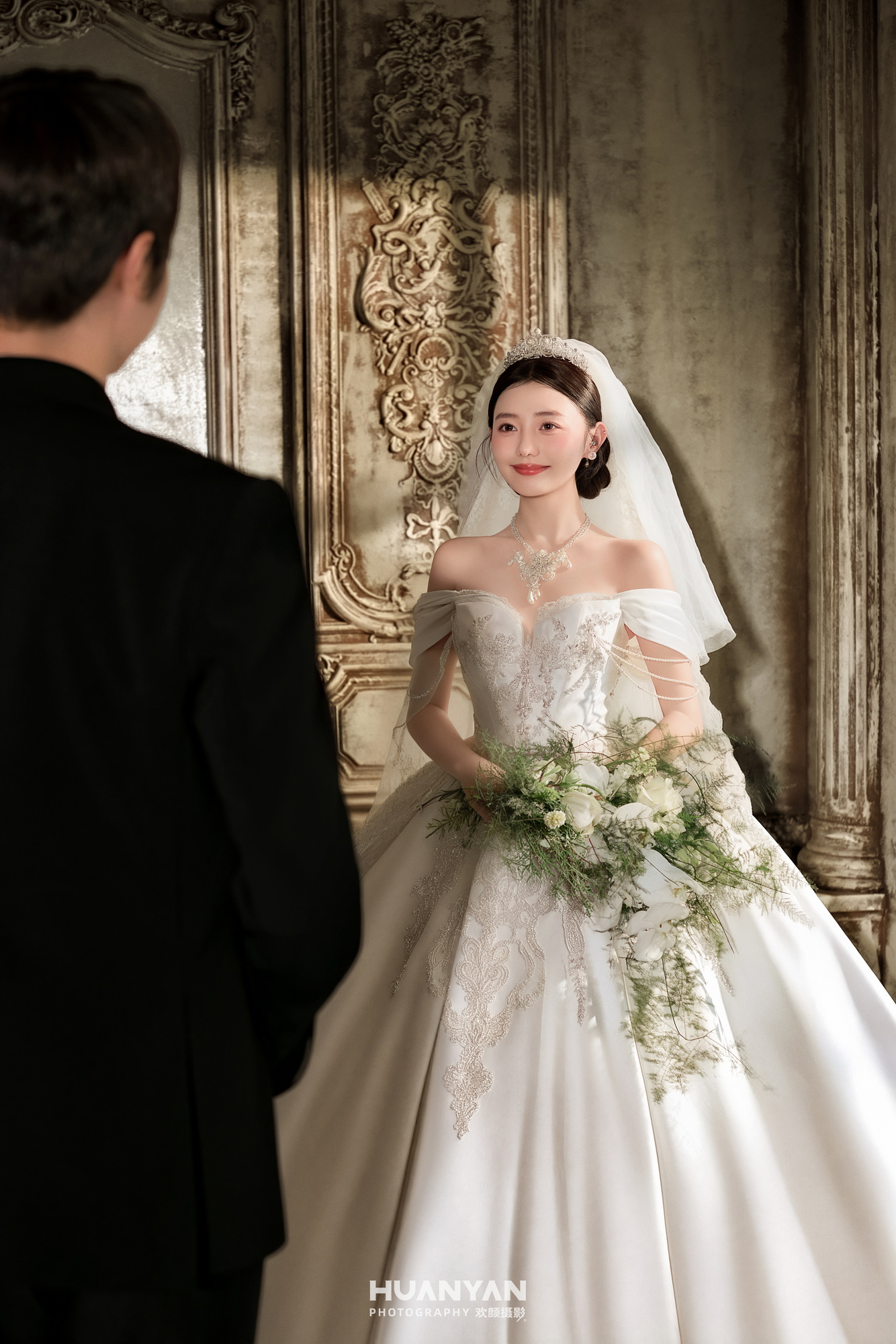 屿求婚客片第3张｜简约风婚纱照，摄于室内