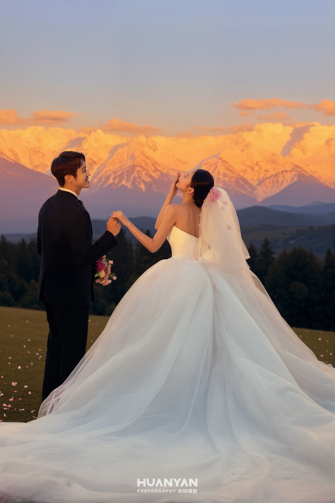 室内高级感风婚纱照实拍（屿漫光集系列）