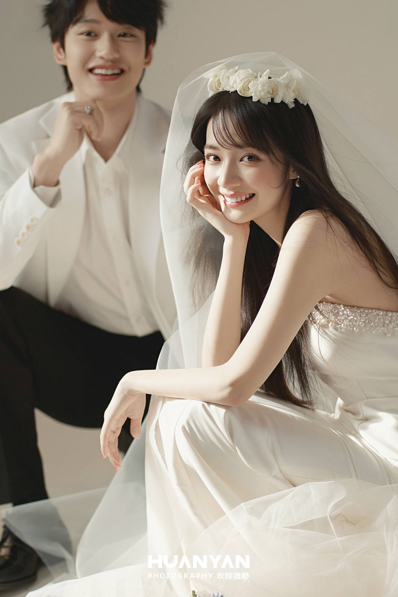 屿求婚记客片第7张｜简约风婚纱照，摄于室内