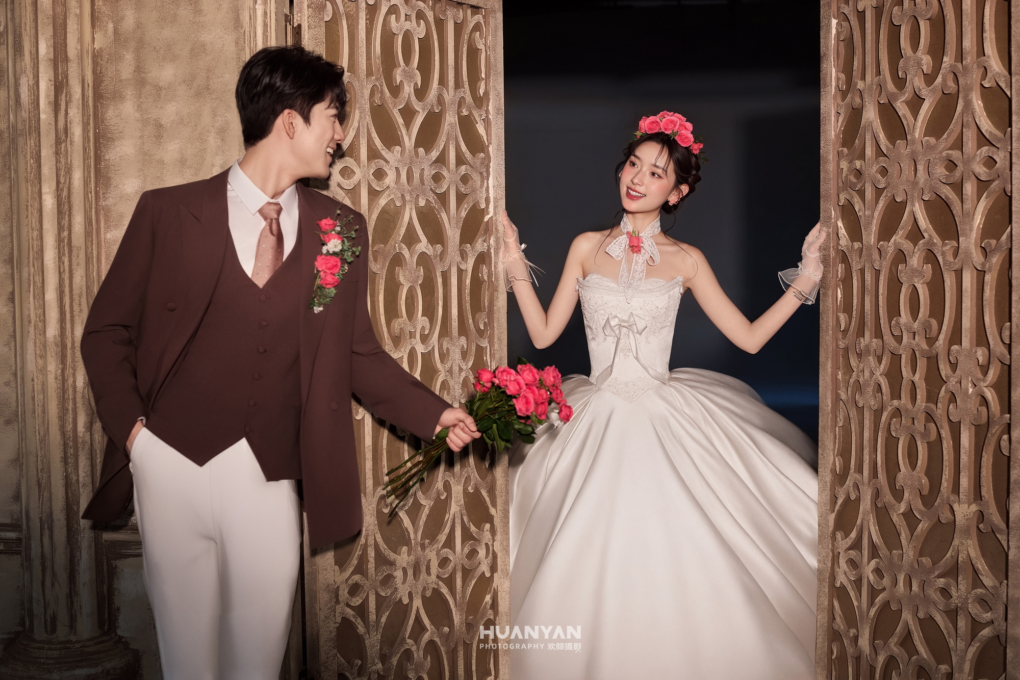 屿私语集客片第3张｜简约风婚纱照，摄于室内