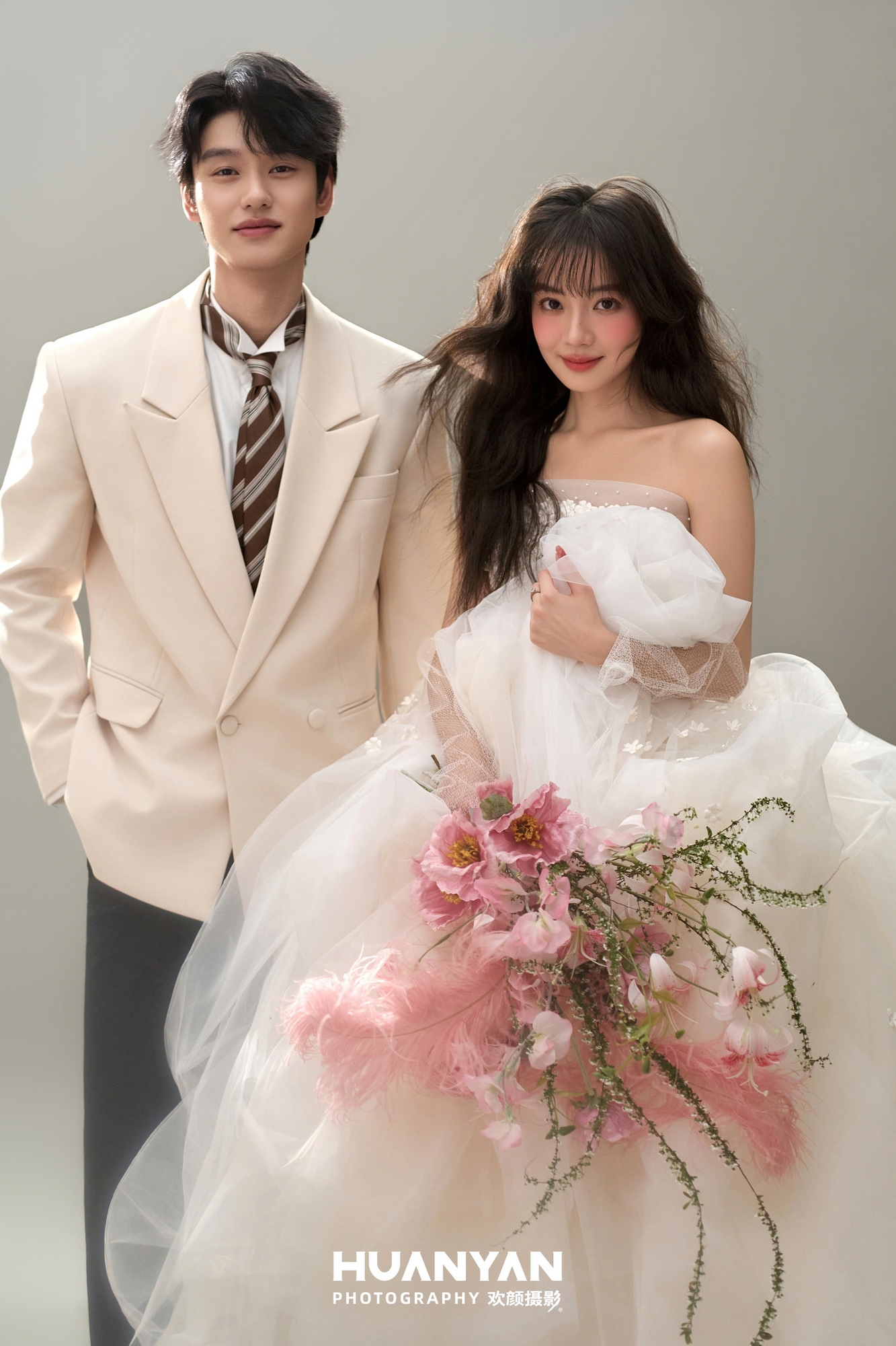 屿情书：简约风婚纱照室内实拍