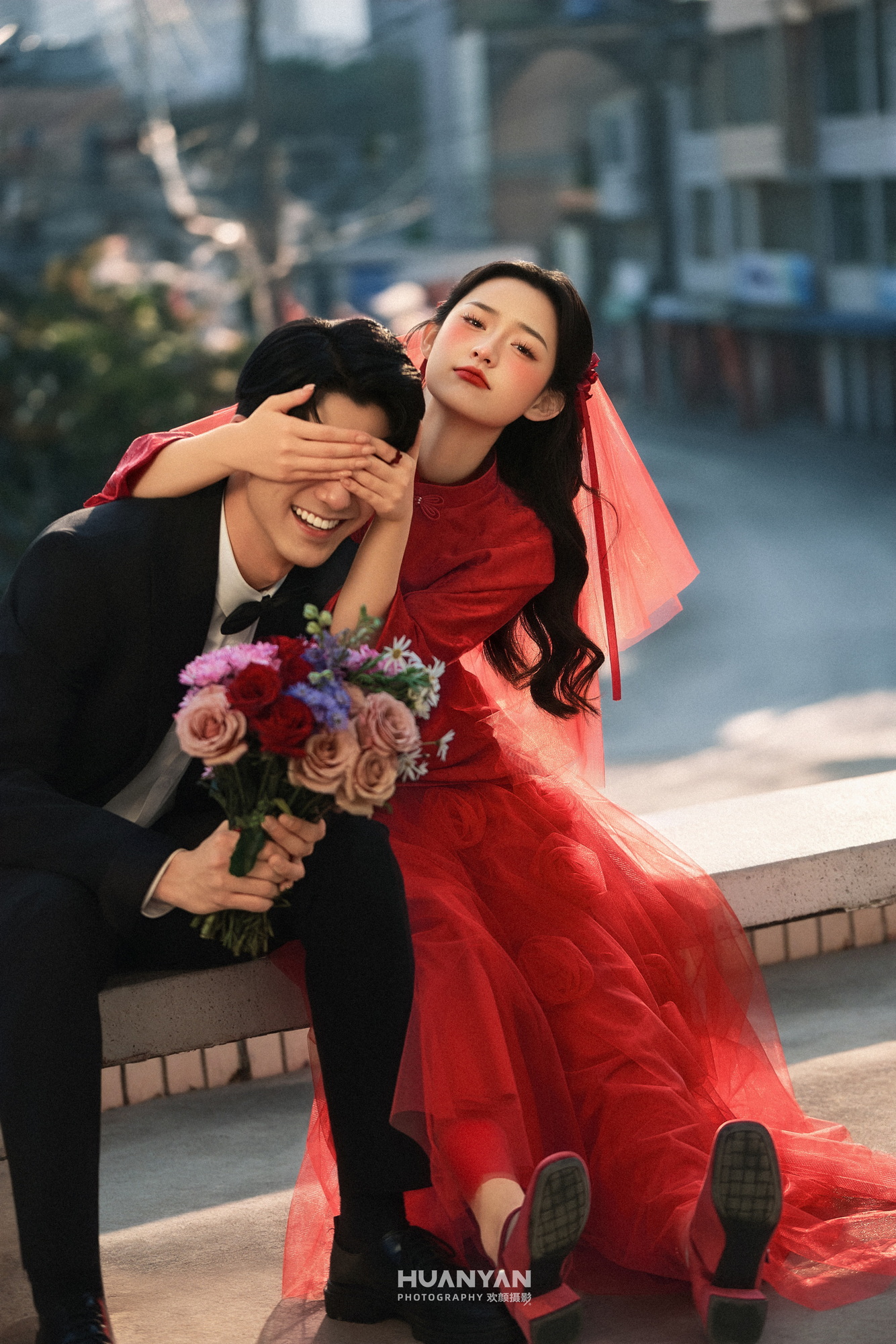 屿之恋集客片第3张｜简约风婚纱照，摄于室内