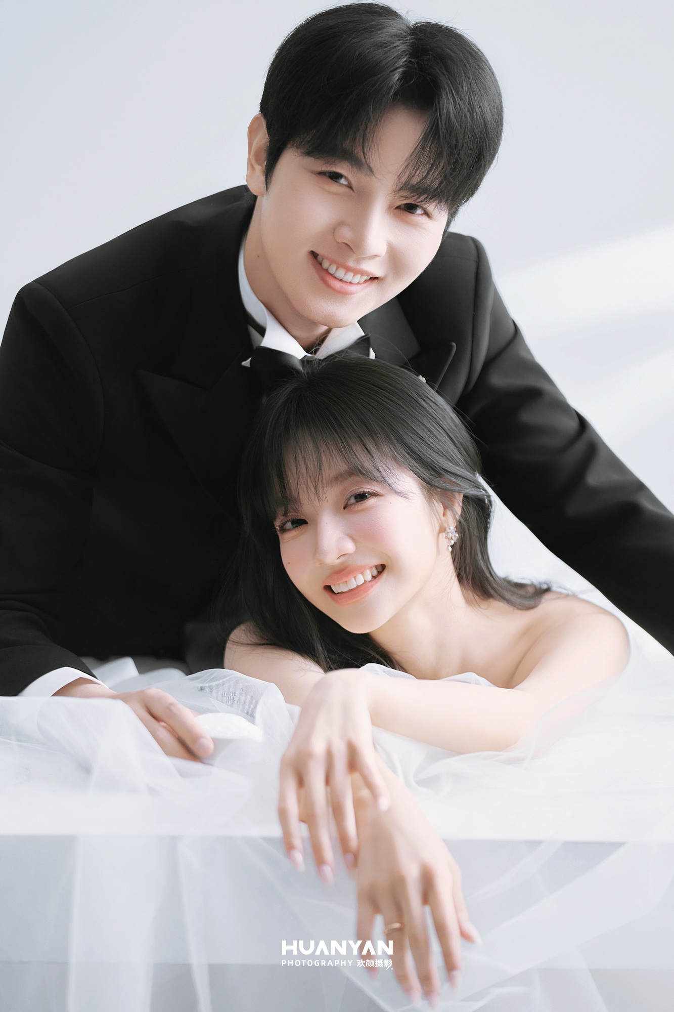 屿漫光客片第7张｜高级感风婚纱照，摄于室内