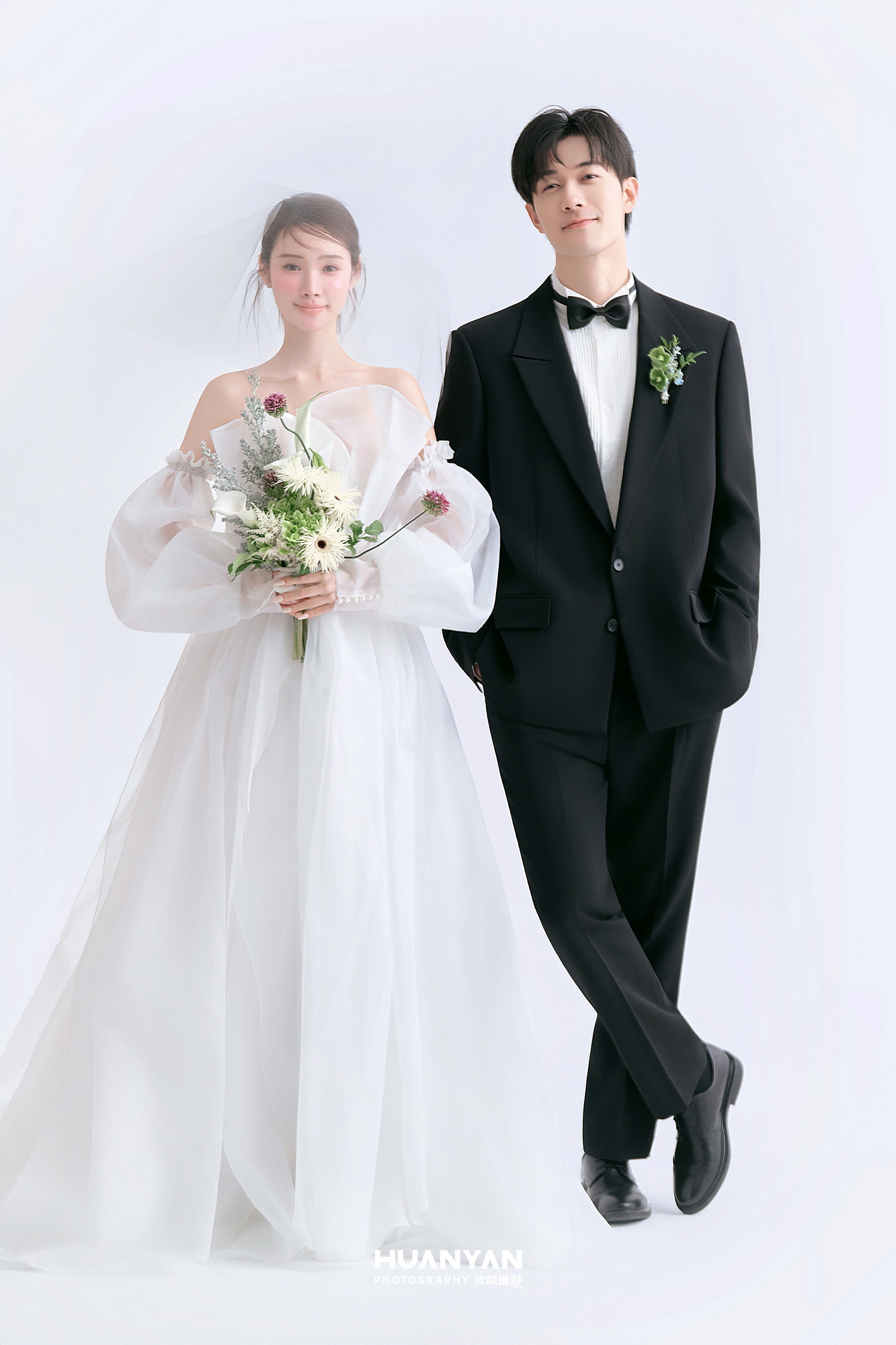 间礼序客片第7张｜简约风婚纱照，摄于室内