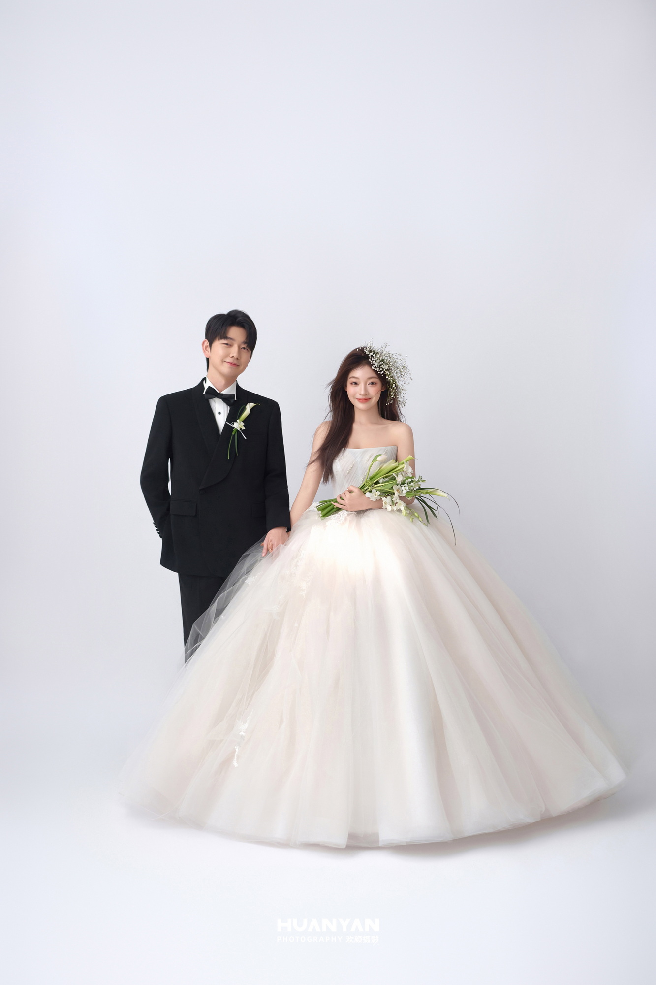 白纱与诗客片第7张｜极简风婚纱照，摄于室内