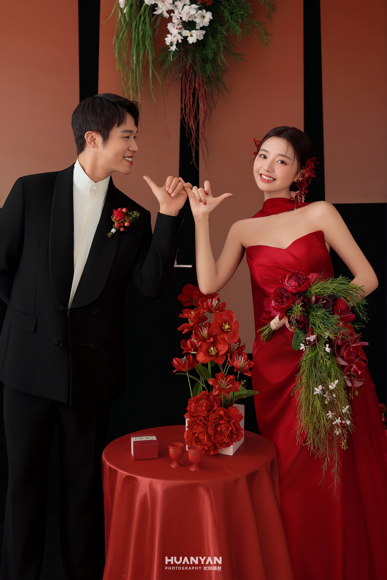 野告白客片第11张｜极简风婚纱照，摄于草地