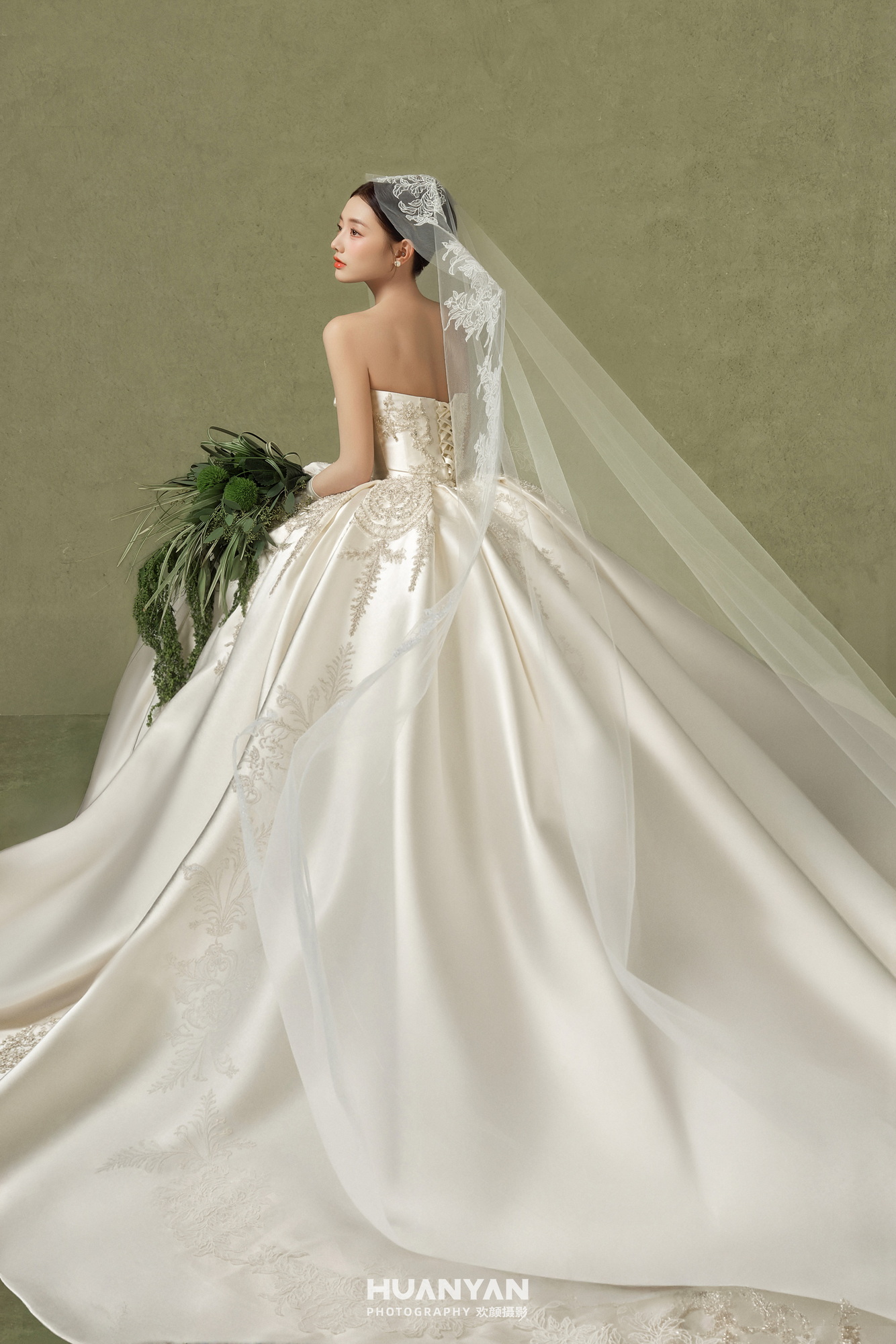 屿私语客片第7张｜简约风婚纱照，摄于室内