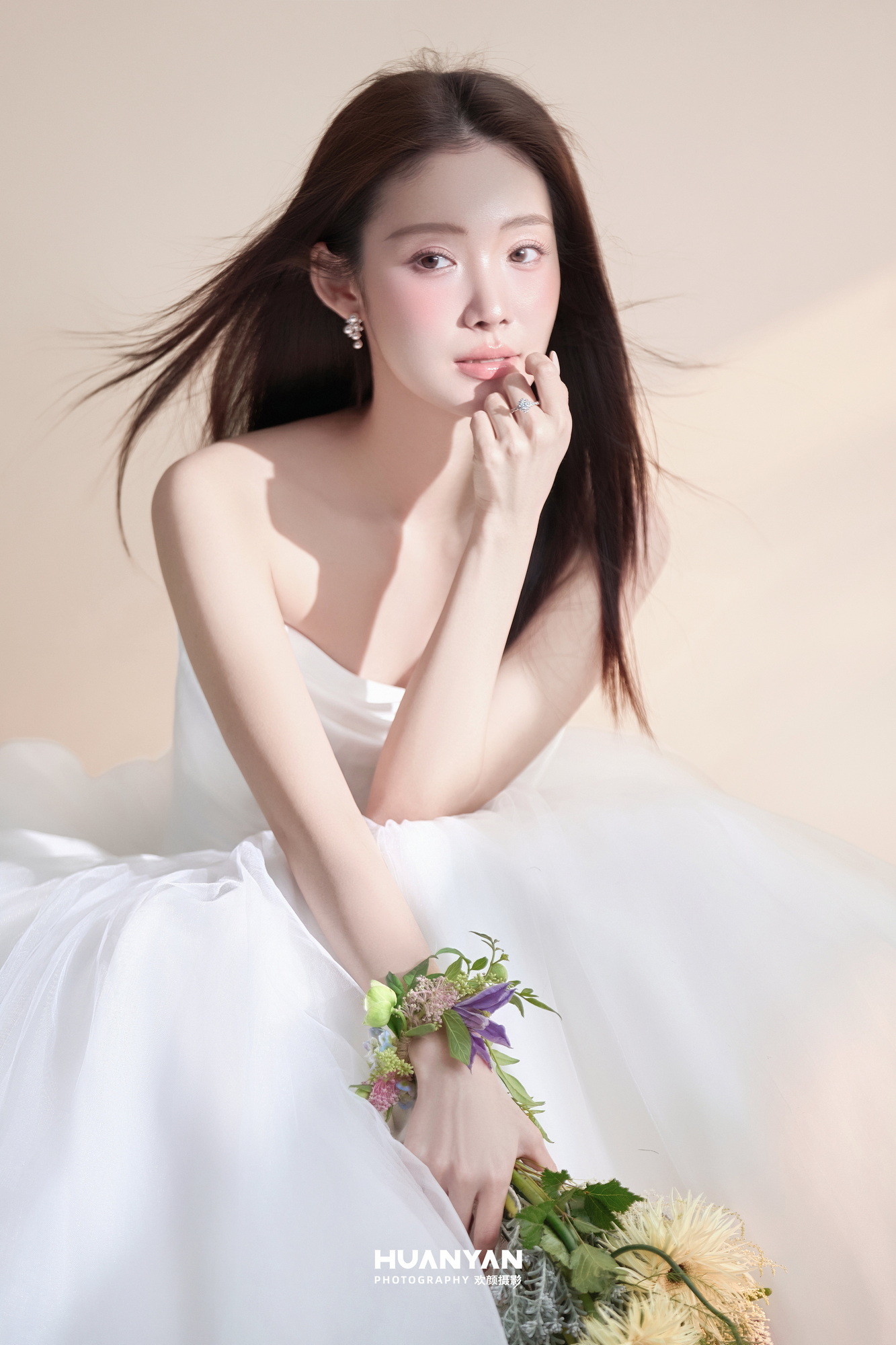 屿白纱誓：极简风婚纱照室内实拍