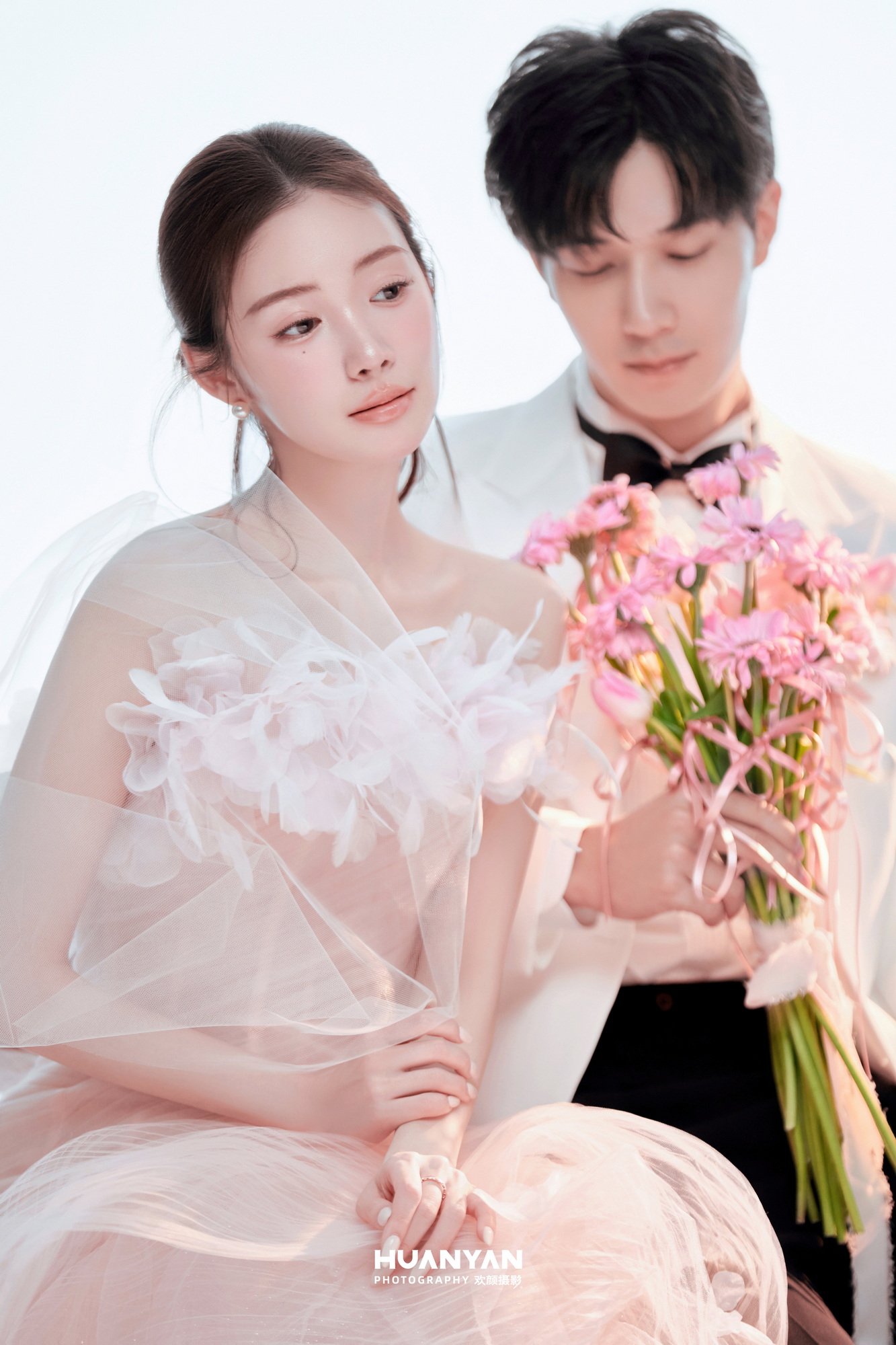 野星漫客片第3张｜简约风婚纱照，摄于草地