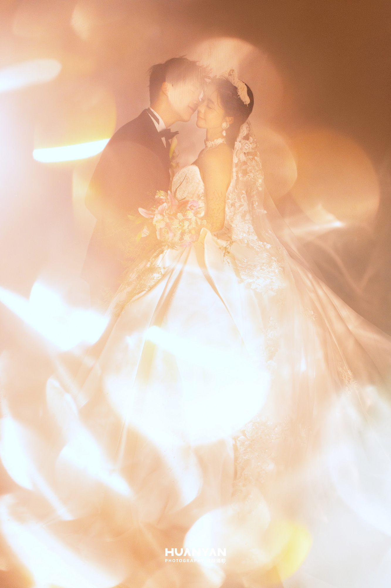 鎏金纱影客片第3张｜高级感风婚纱照，摄于室内