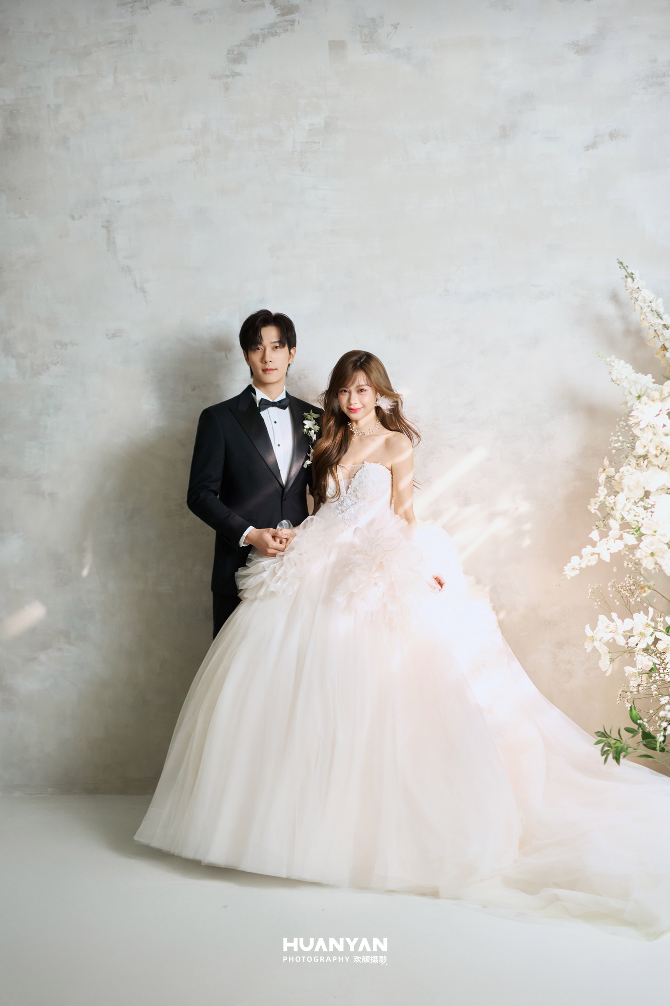 微光仪式感客片第11张｜高级感风婚纱照，摄于室内