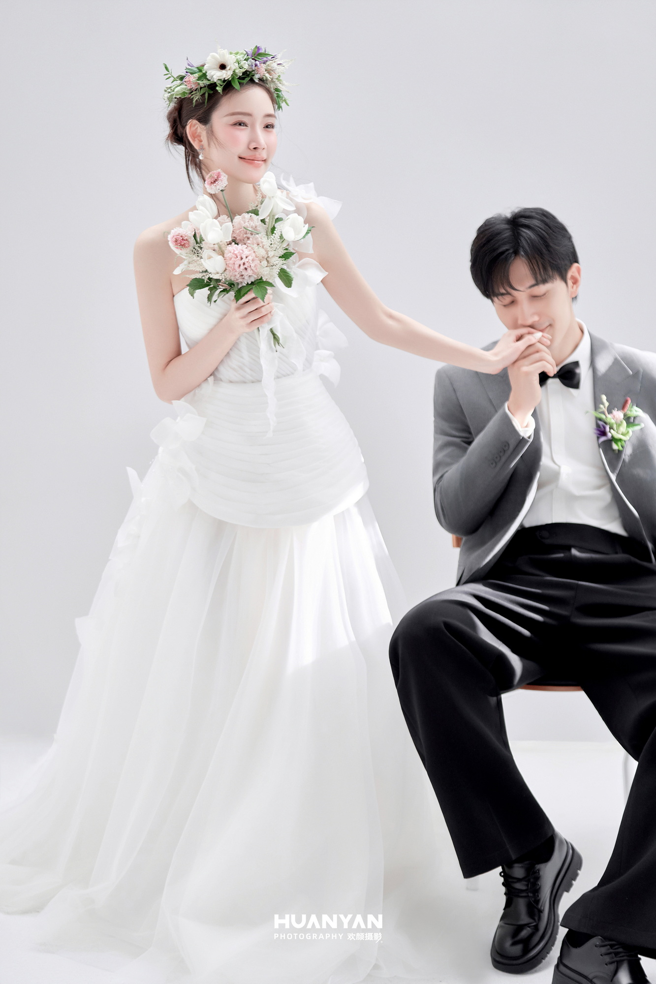 屿之誓客片第3张｜简约风婚纱照，摄于室内