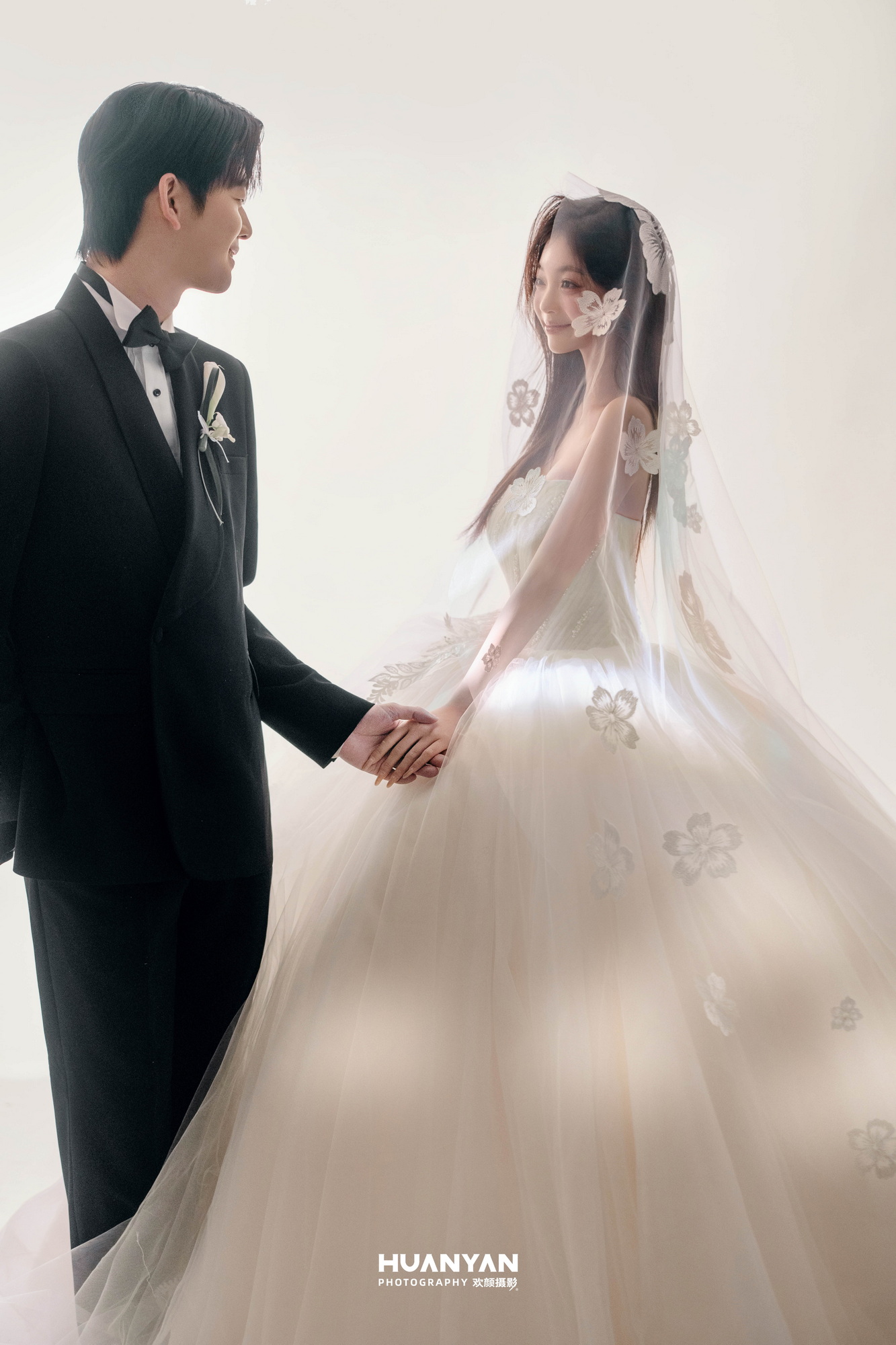 暖光告白：高级感风婚纱照室内实拍