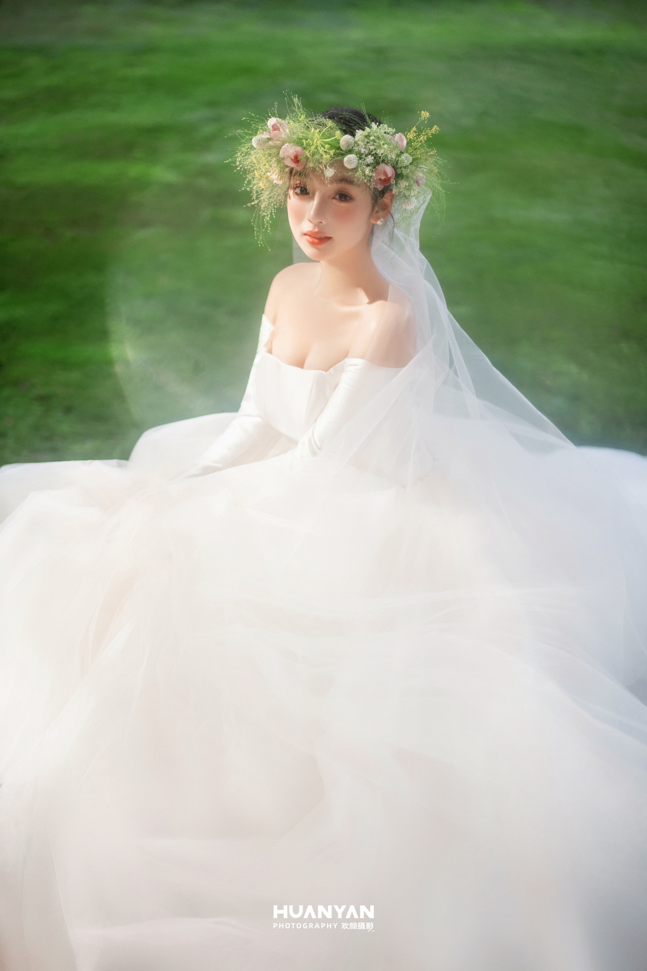 绿野仙纱客片第7张｜轻氧风婚纱照，摄于草地