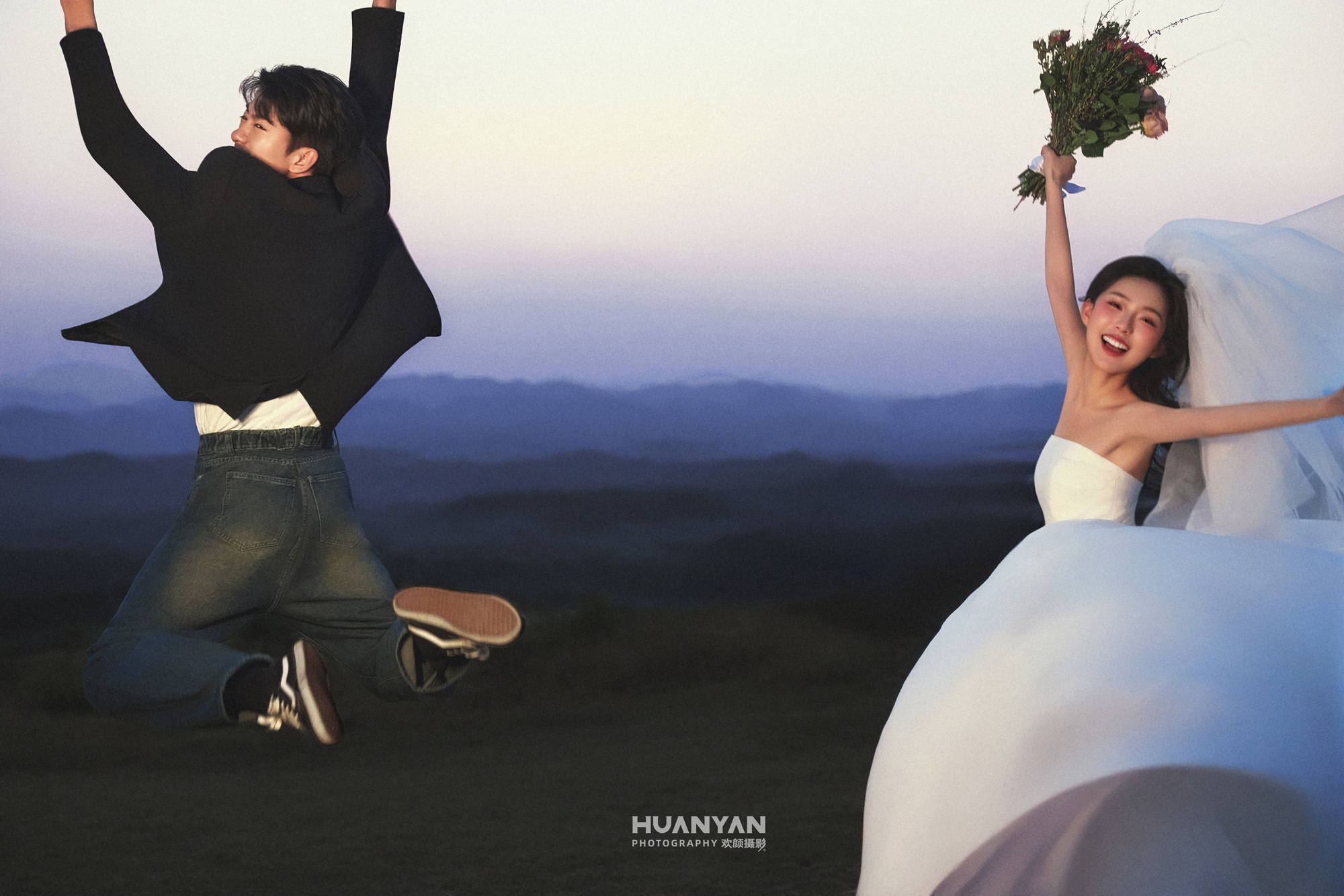 奔赴浪漫：简约风婚纱照室内实拍