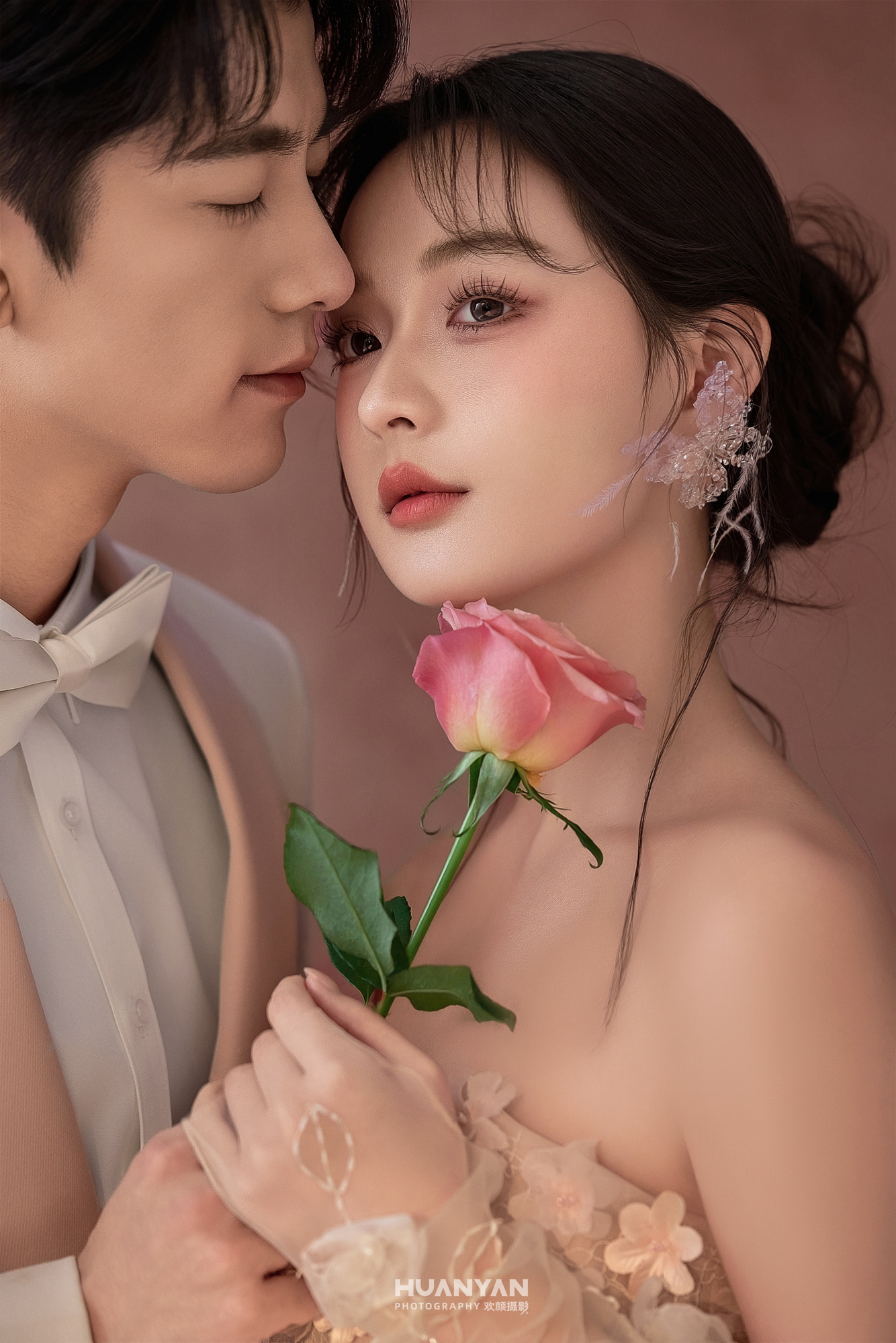 粉雾情书：简约风婚纱照室内实拍