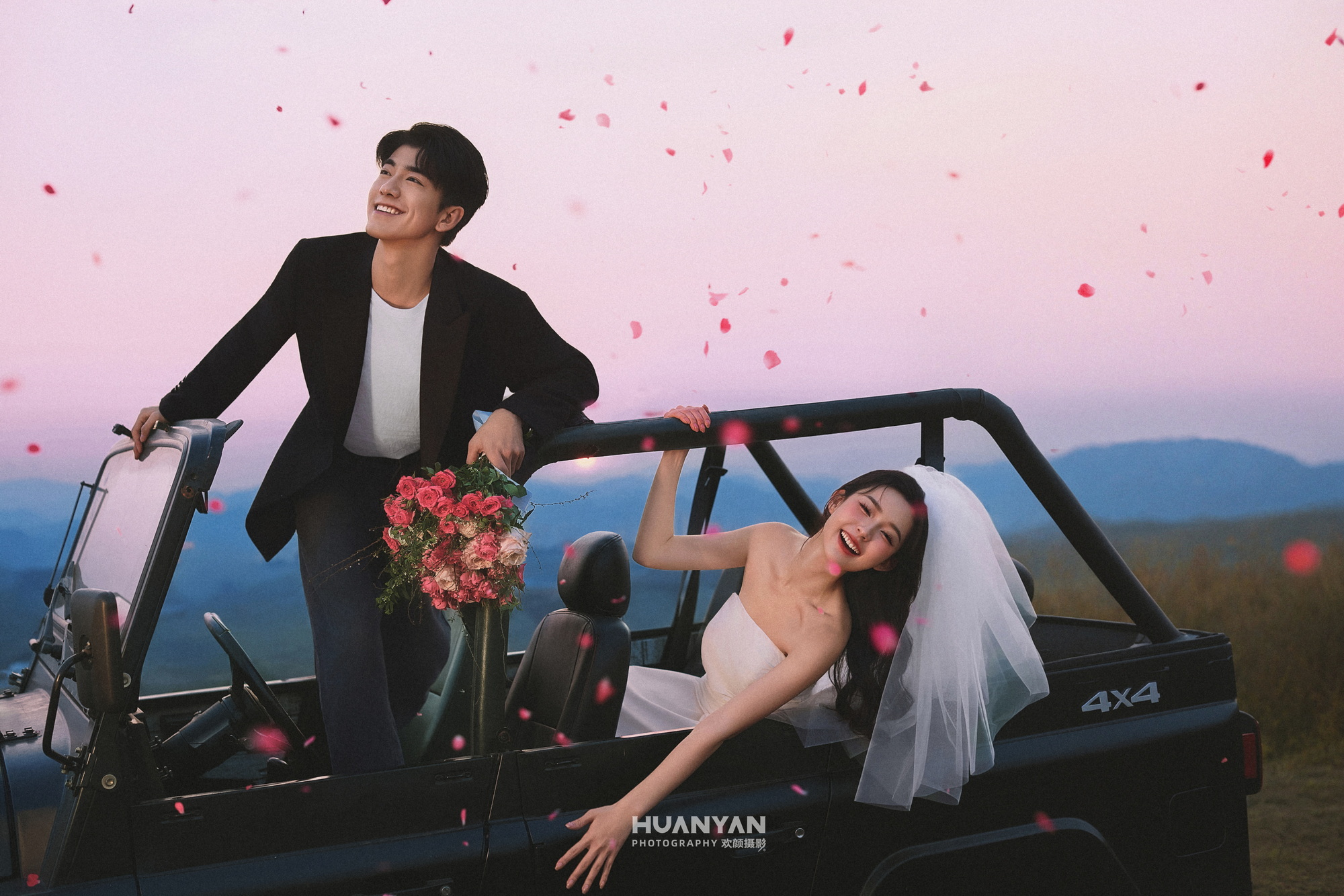 奔赴浪漫客片第7张｜简约风婚纱照，摄于室内