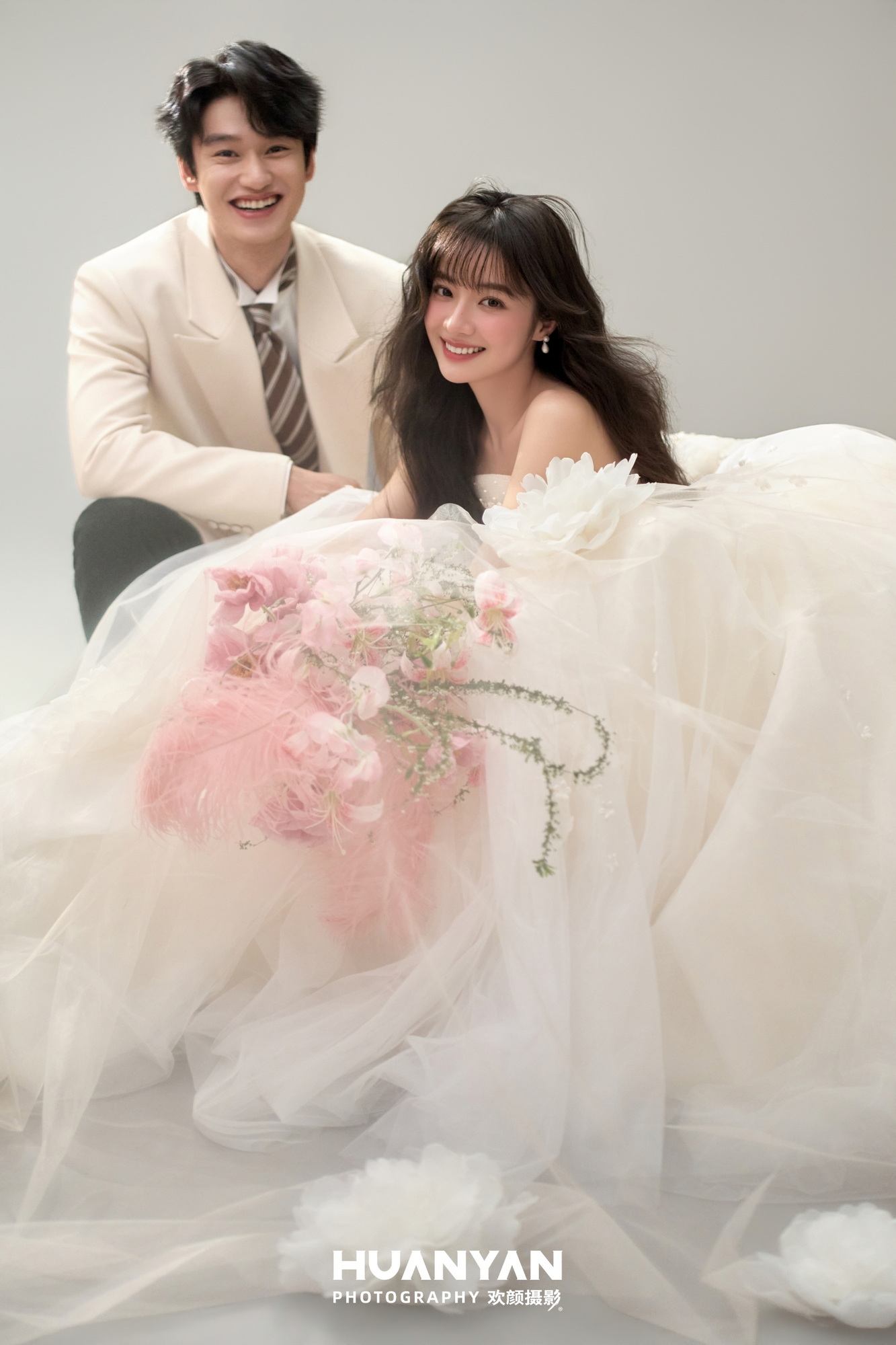 屿情书客片第11张｜简约风婚纱照，摄于室内