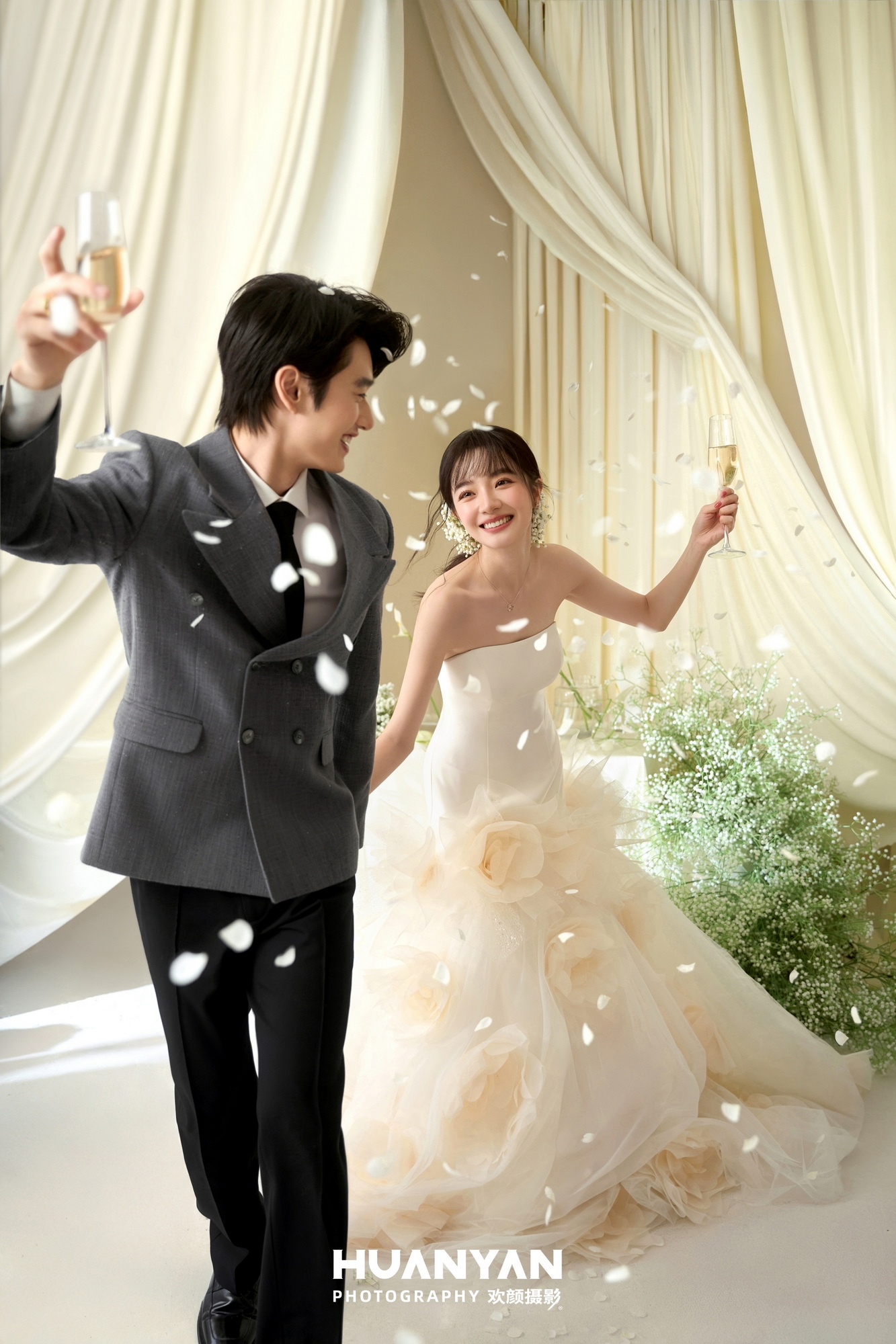 白纱序曲客片第7张｜极简风婚纱照，摄于室内