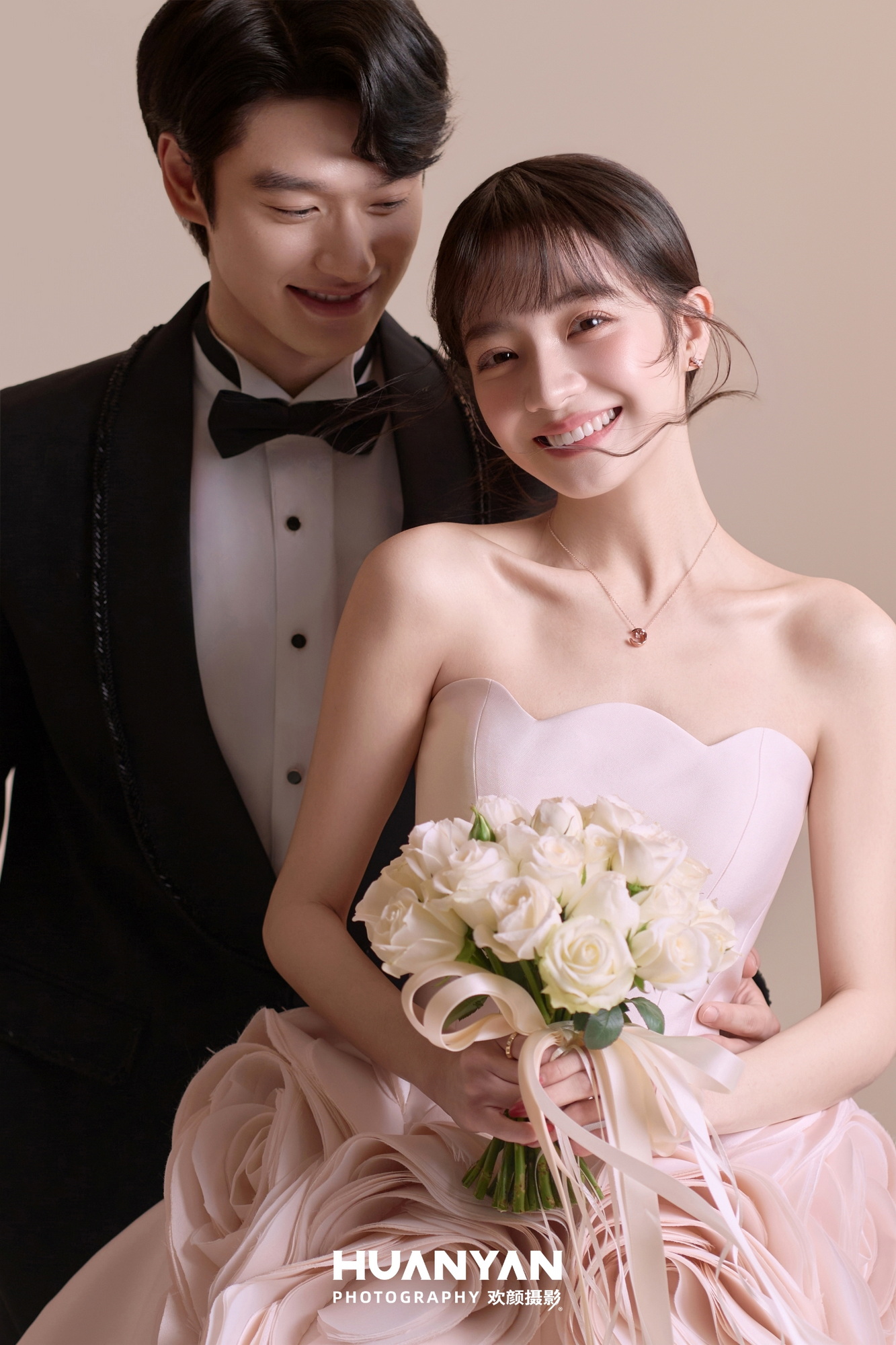 粉雾情书·69客片第7张｜简约风婚纱照，摄于室内