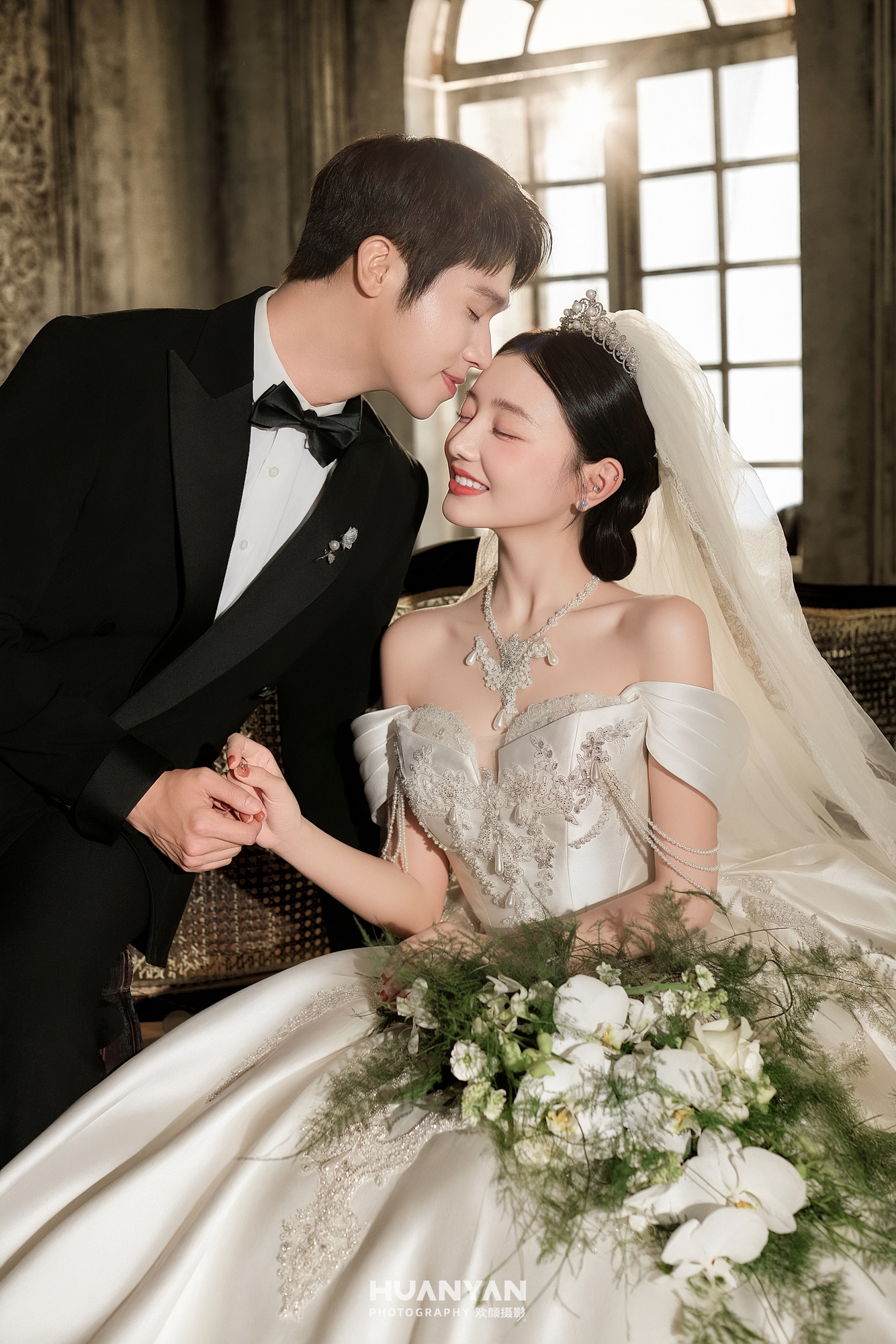 屿求婚客片第11张｜简约风婚纱照，摄于室内