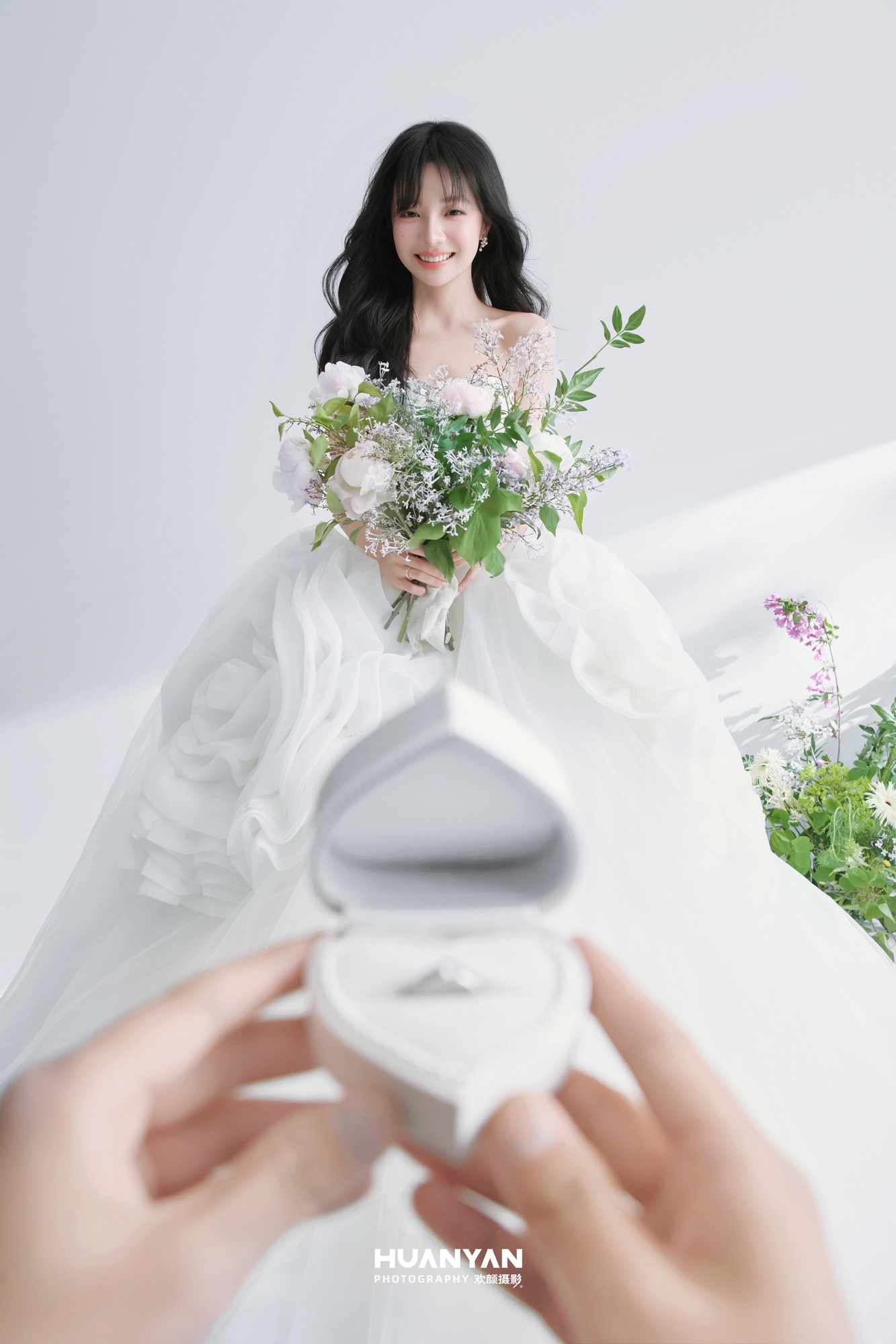 屿漫光客片第3张｜高级感风婚纱照，摄于室内