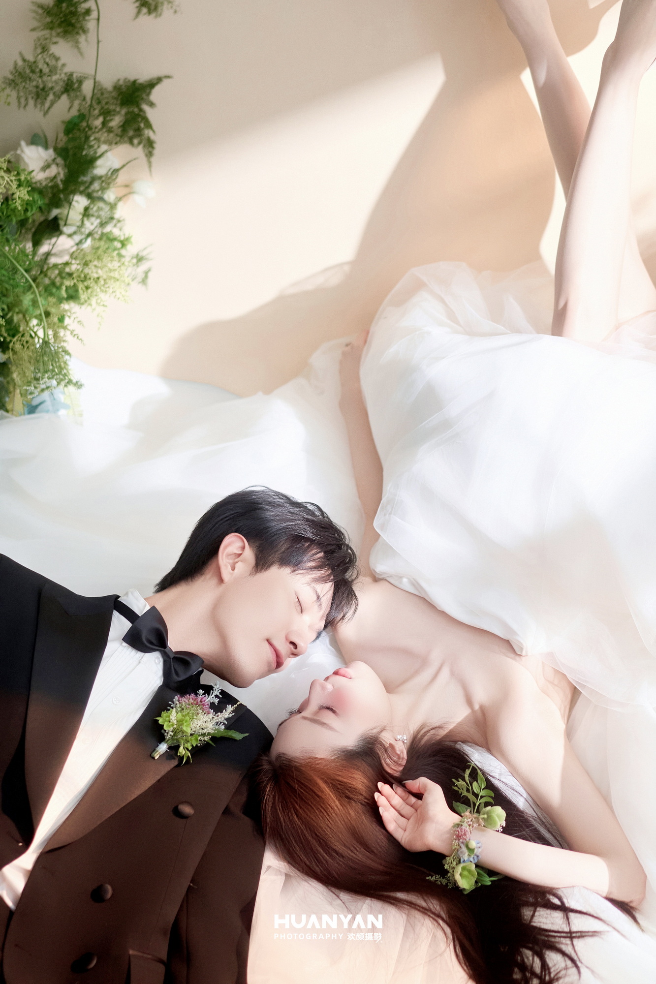 屿白纱誓：极简风婚纱照室内实拍