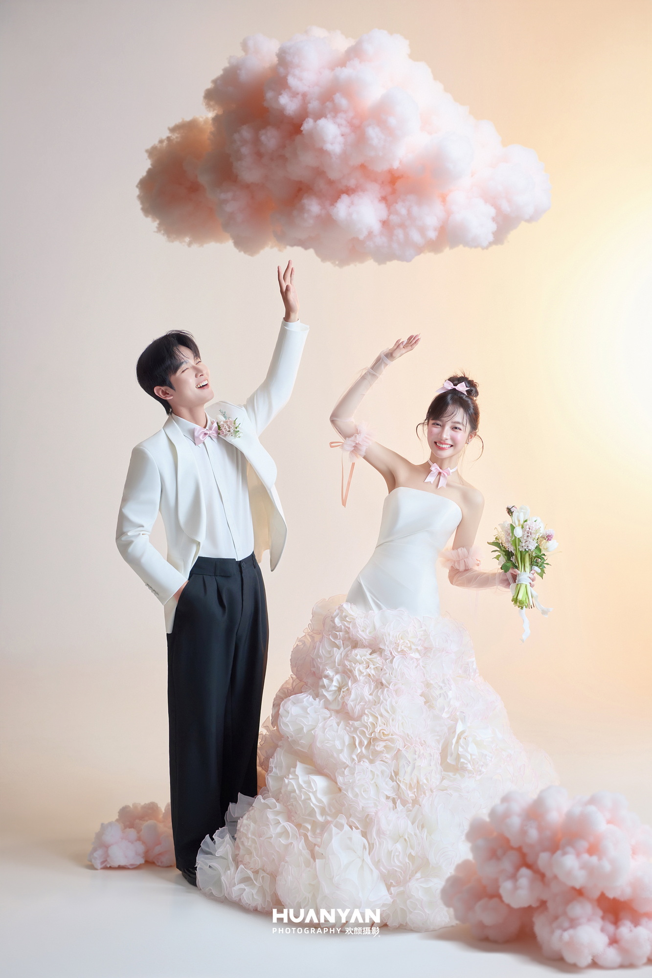 极简风婚纱照 · 室内场景 · 间白纱客片