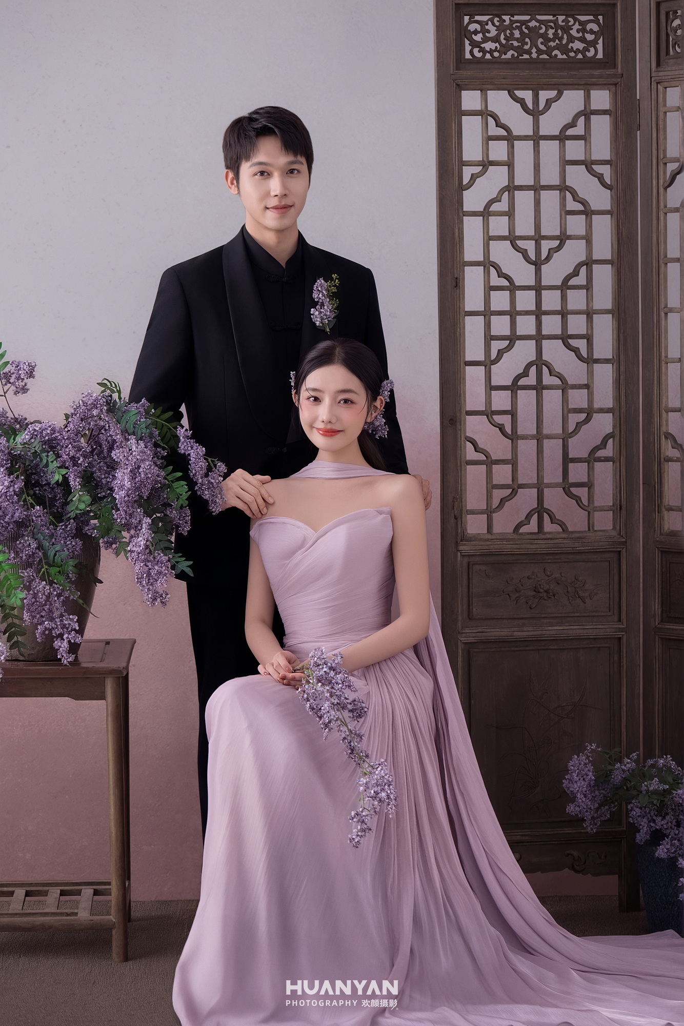 野牵风：简约风婚纱照草地实拍