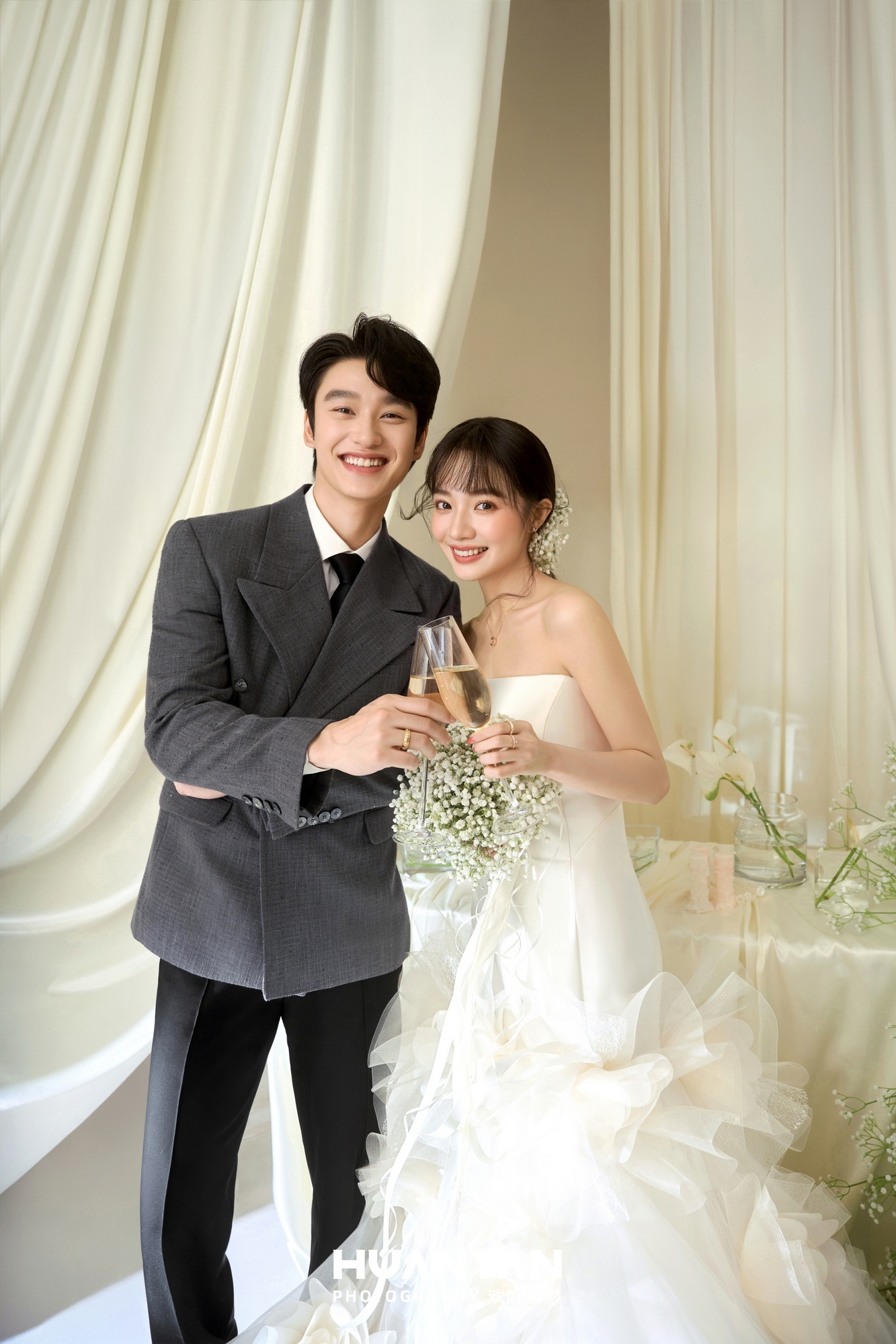 白纱序曲客片第3张｜极简风婚纱照，摄于室内