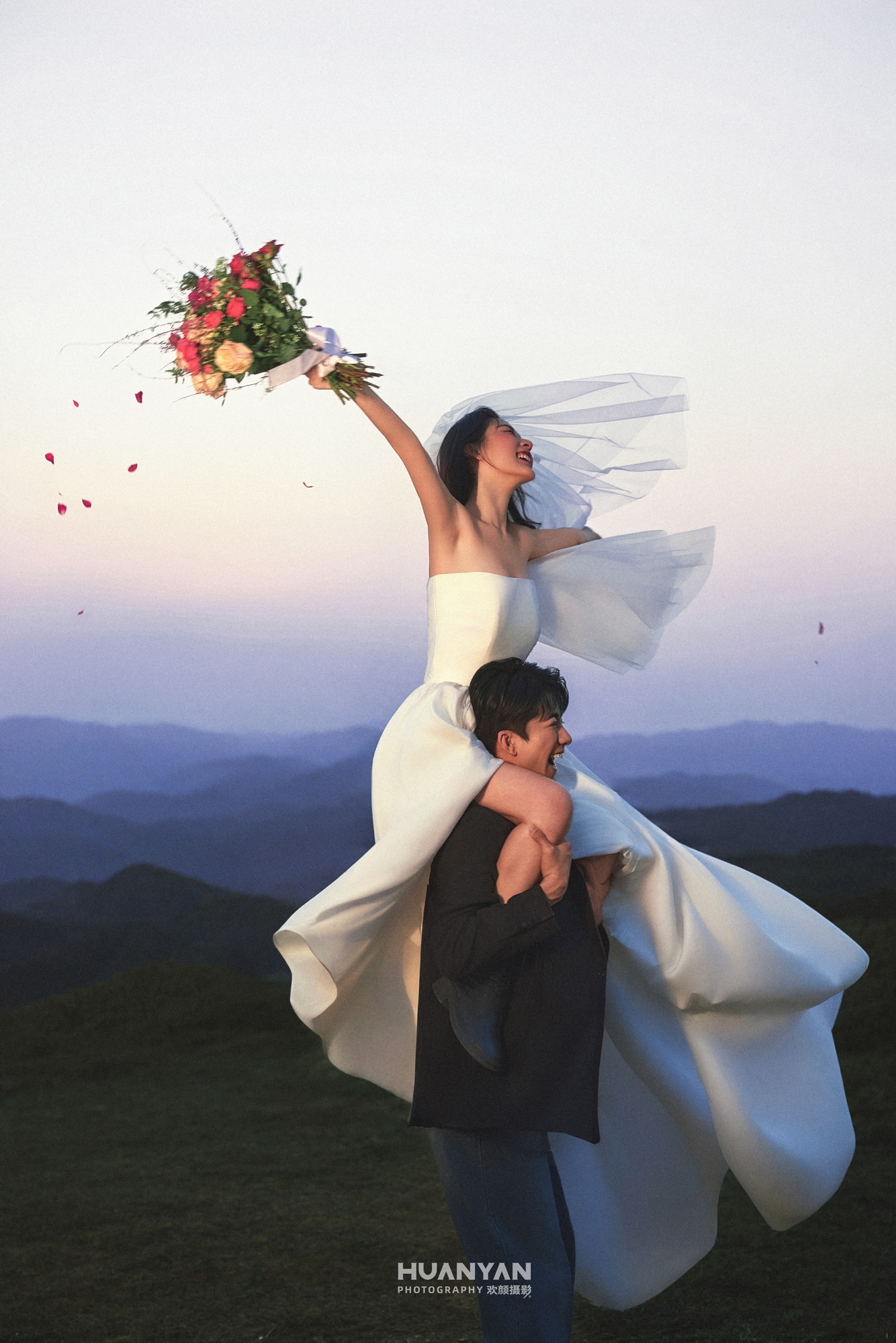简约风婚纱照 · 室内场景 · 奔赴浪漫客片
