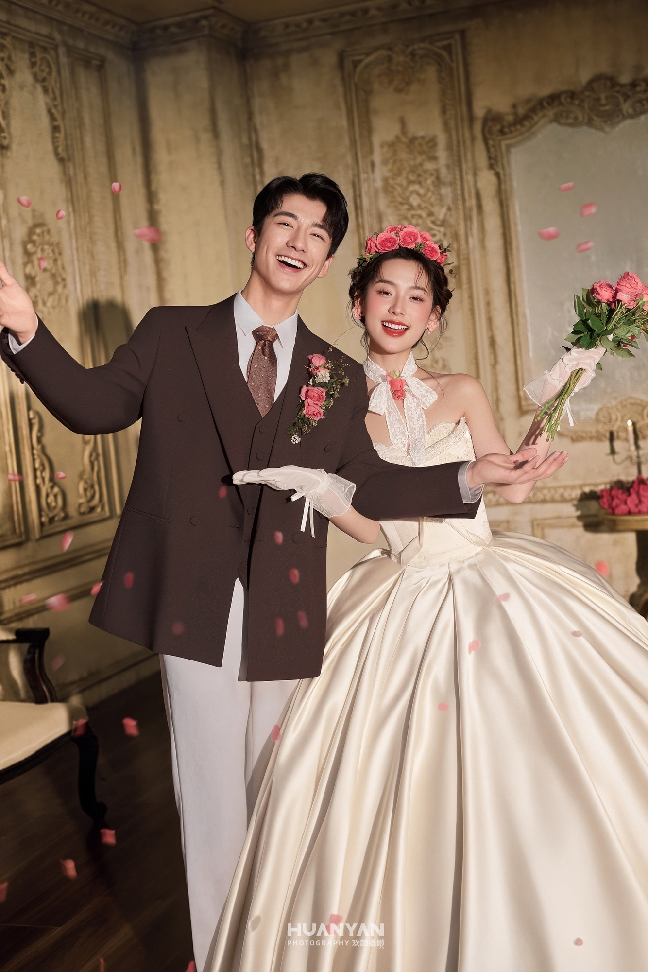 屿私语集客片第11张｜简约风婚纱照，摄于室内