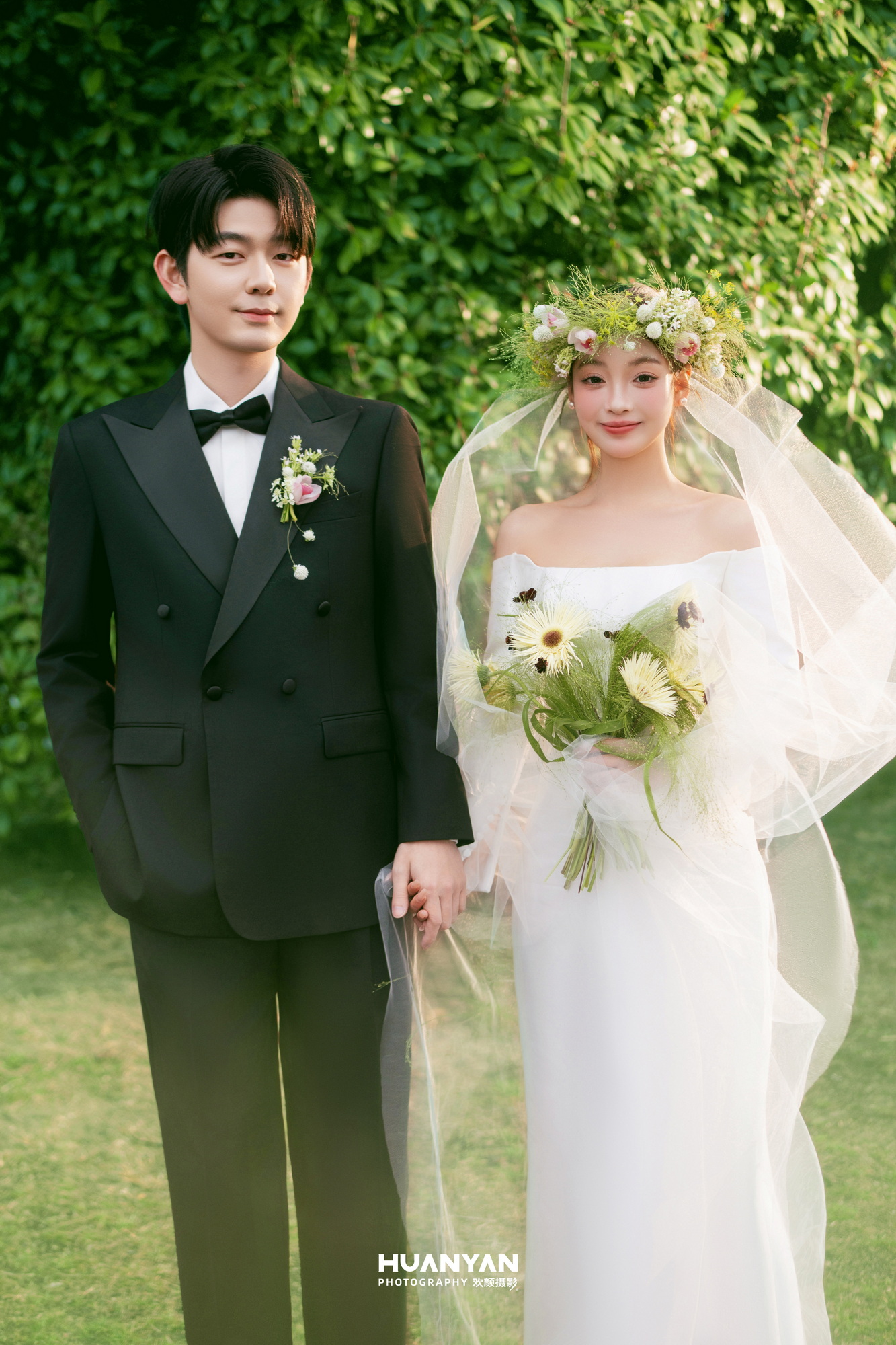 绿野仙纱：轻氧风婚纱照草地实拍
