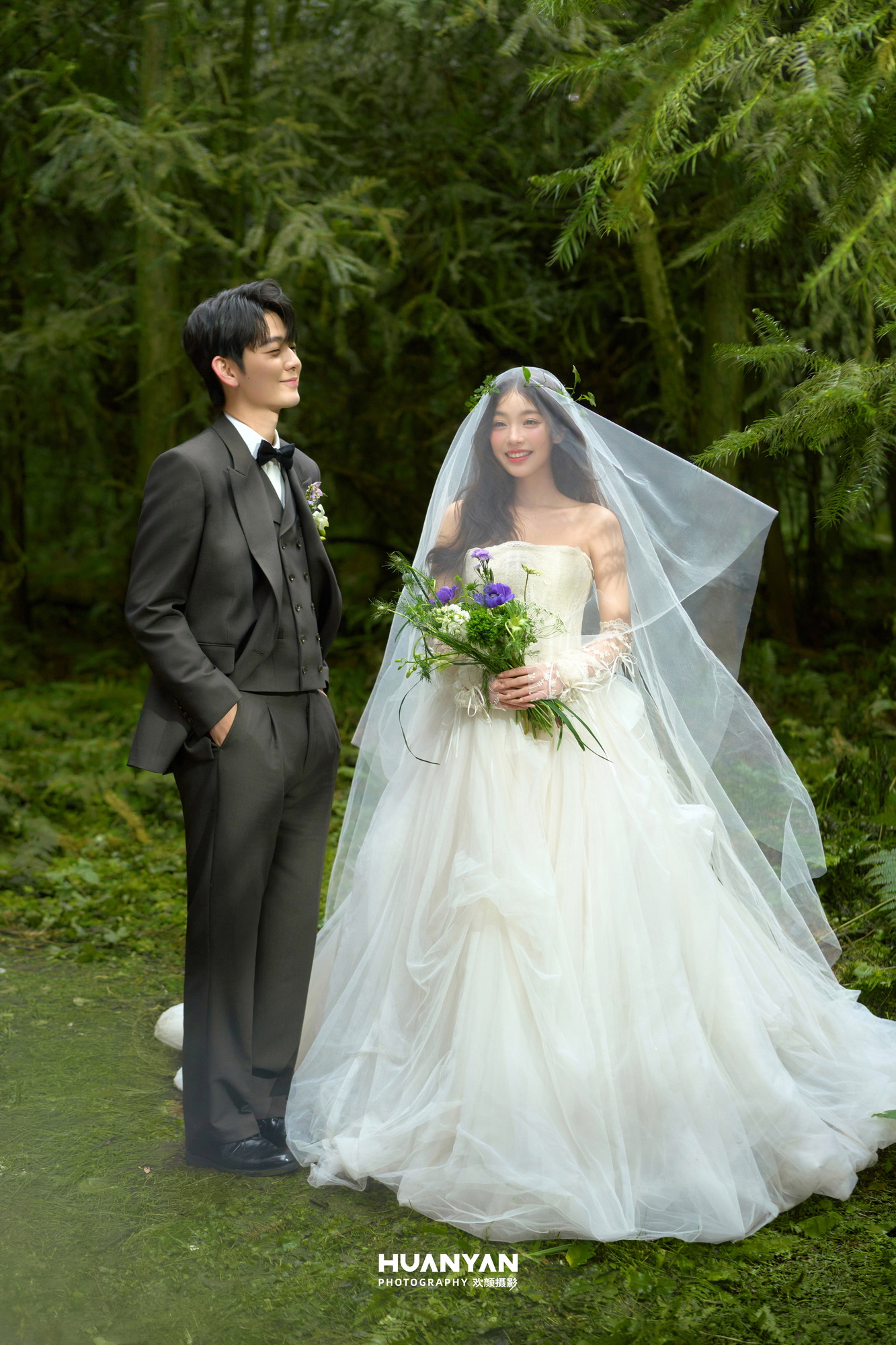 森系仪式感：轻氧风婚纱照草地实拍