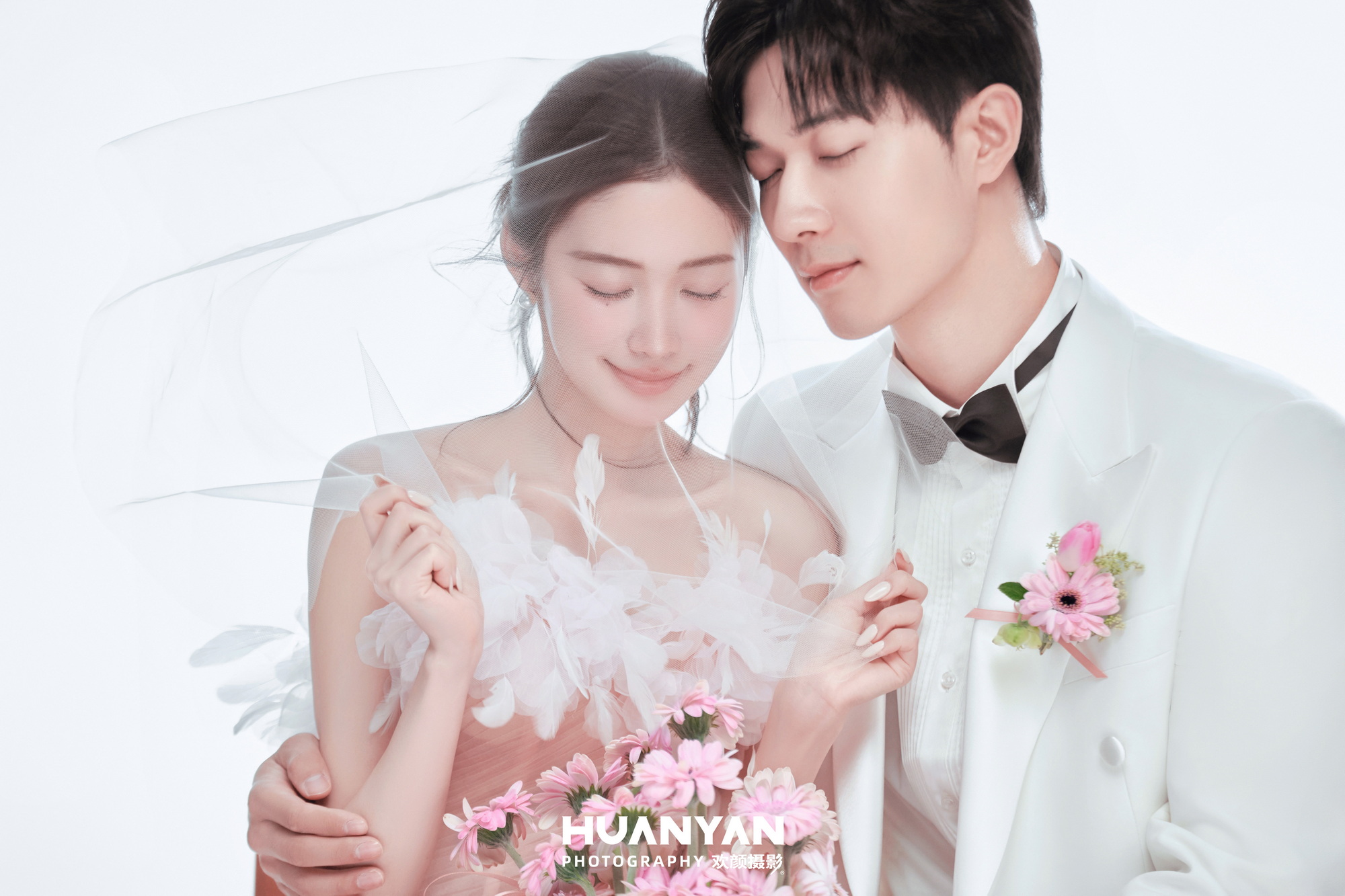 野星漫：简约风婚纱照草地实拍