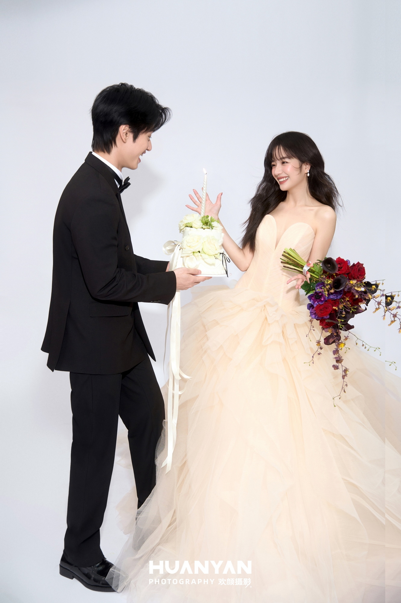 鎏金相拥客片第7张｜高级感风婚纱照，摄于室内