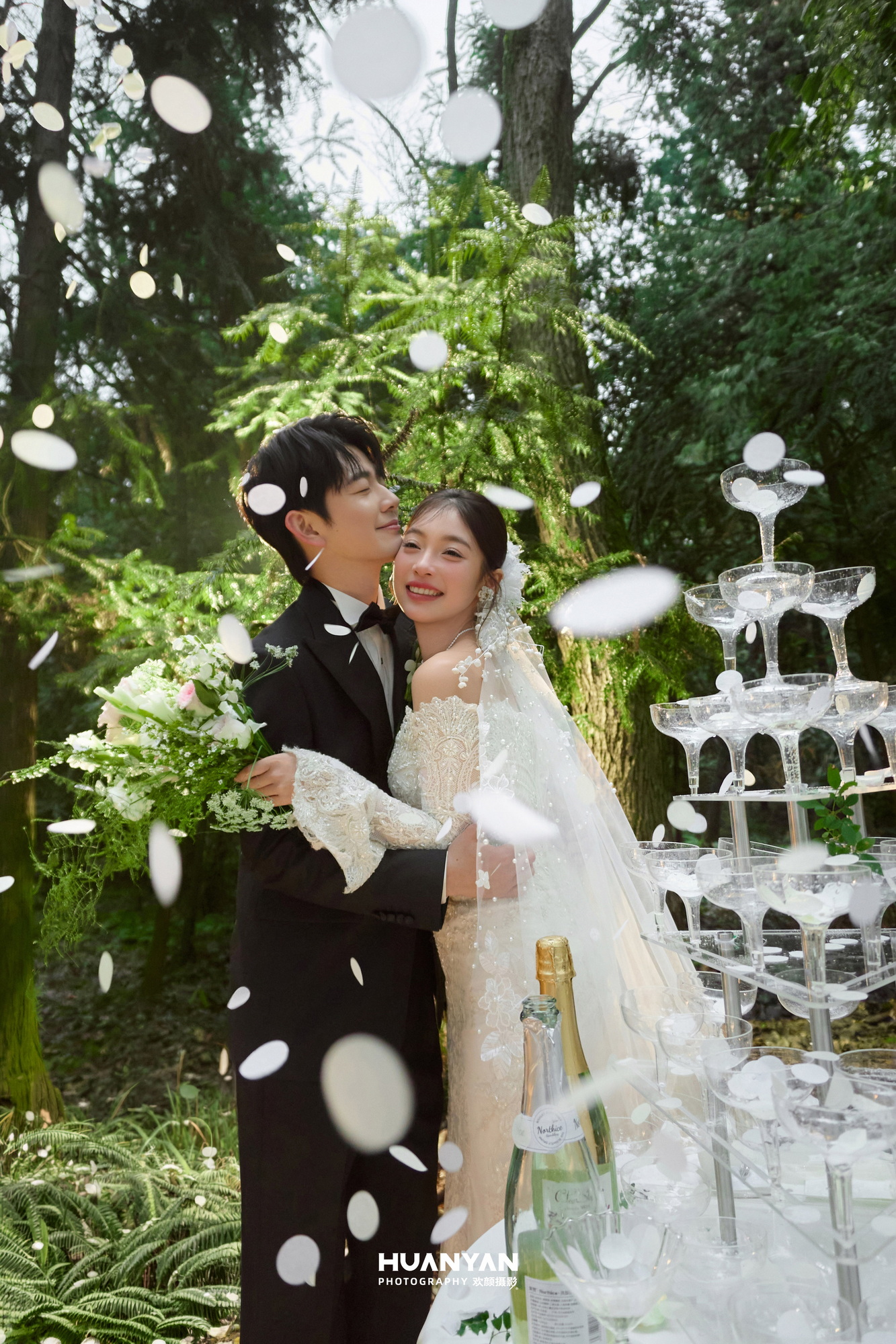 我们的森林婚礼日记客片第7张｜轻氧风婚纱照，摄于草地