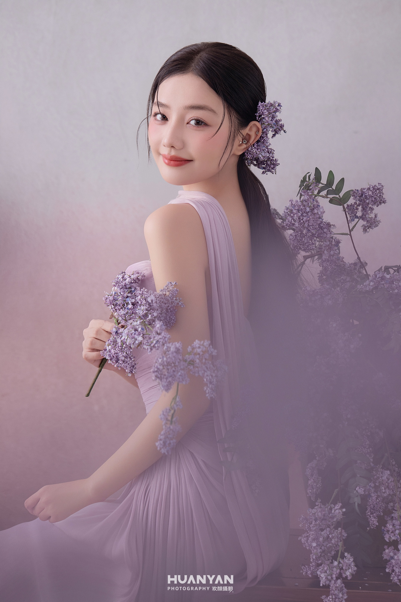 野牵风客片第7张｜简约风婚纱照，摄于草地