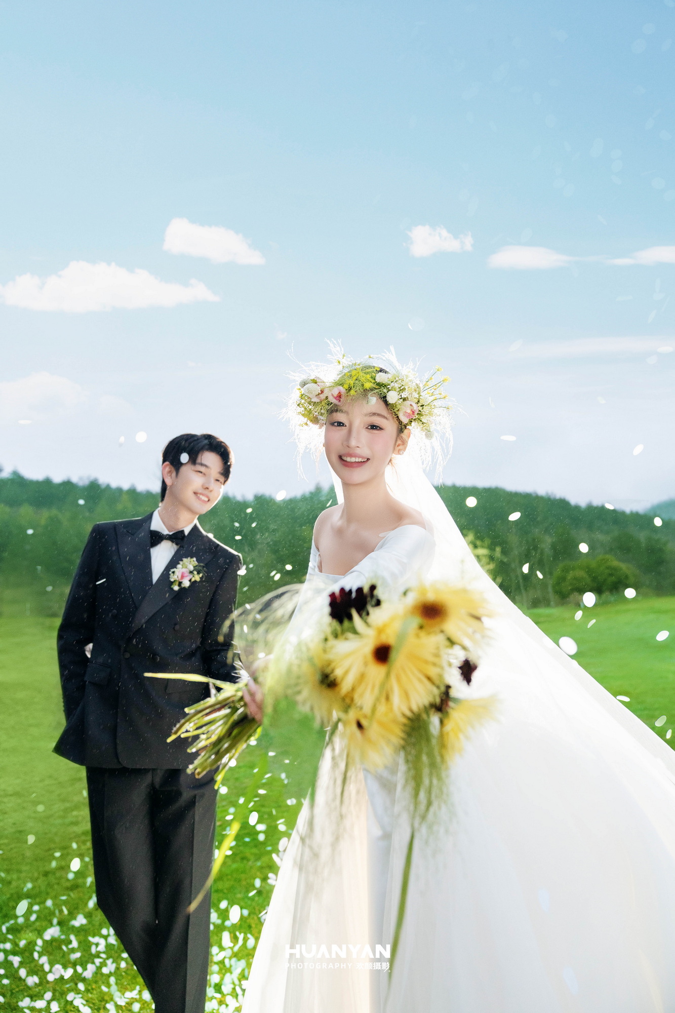 绿野仙纱客片第11张｜轻氧风婚纱照，摄于草地