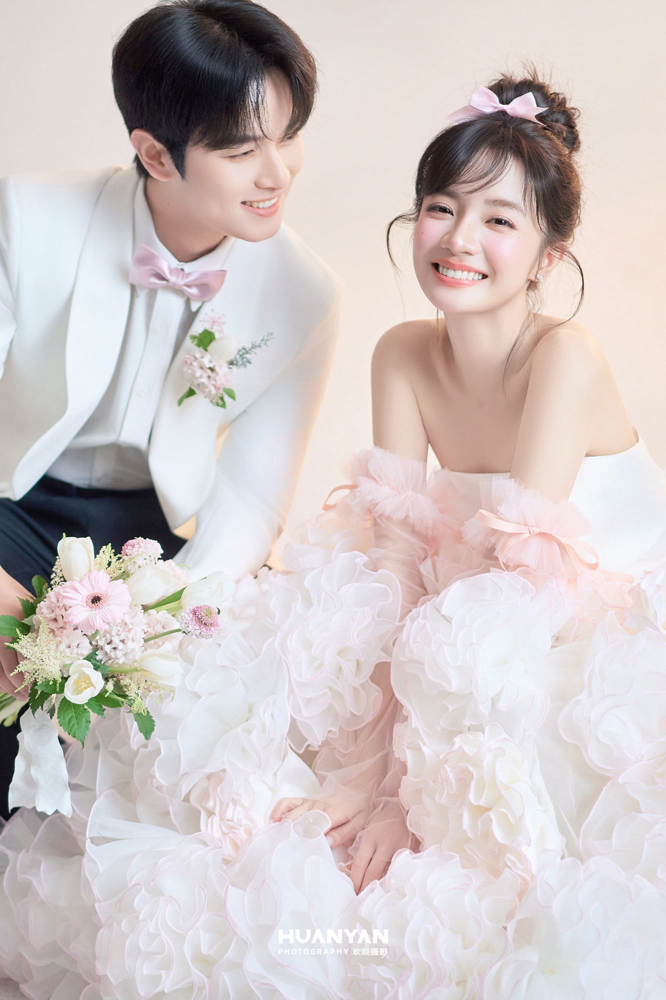间白纱客片第11张｜极简风婚纱照，摄于室内