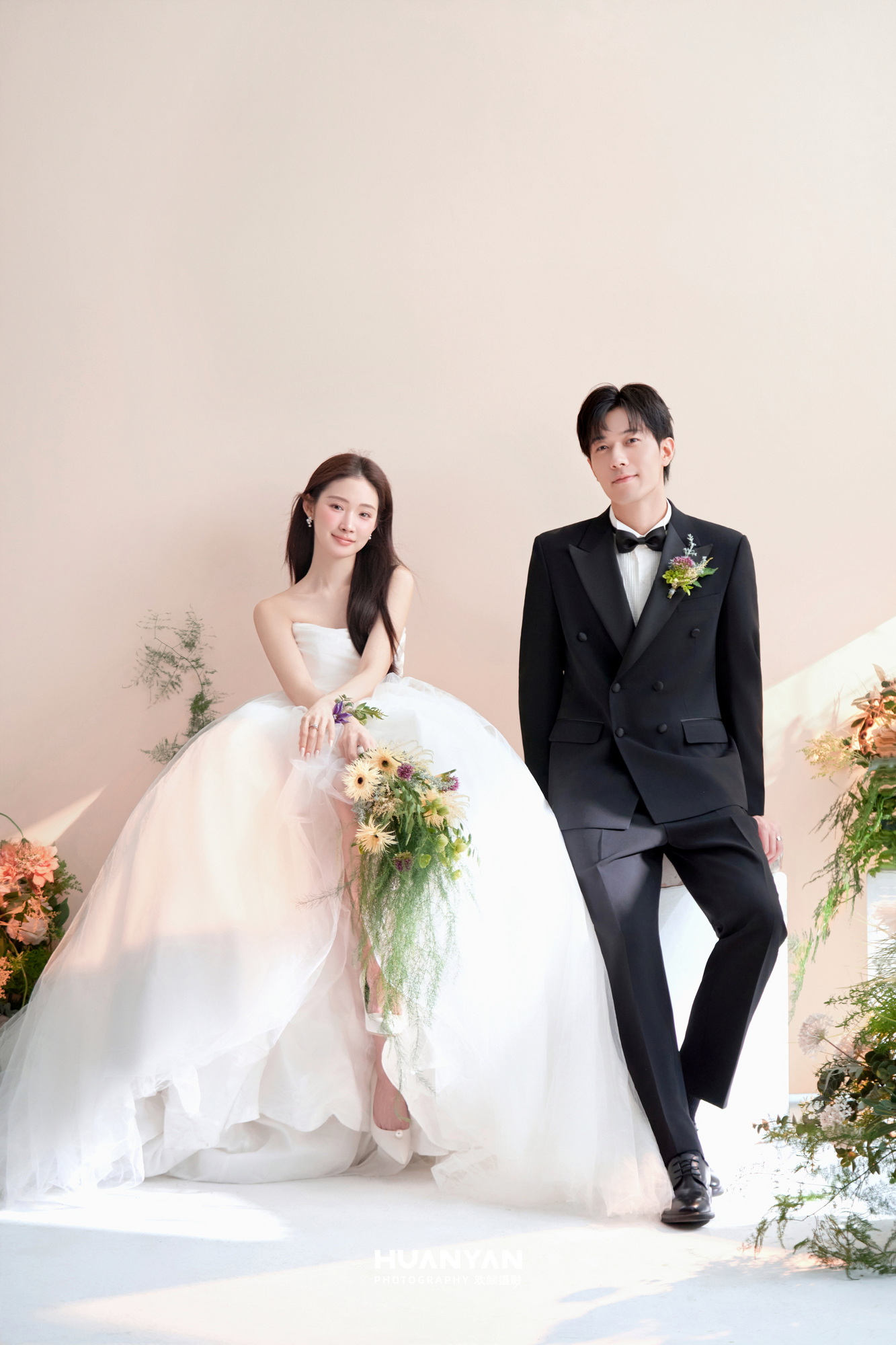 极简风婚纱照 · 室内场景 · 屿白纱誓客片