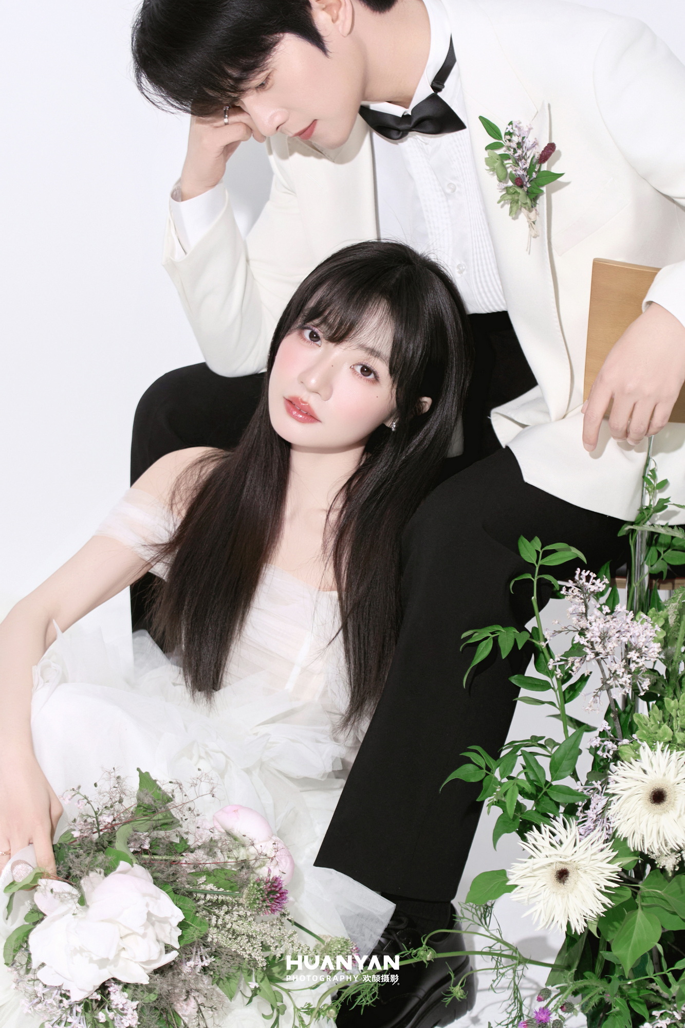 间漫步客片第3张｜简约风婚纱照，摄于室内
