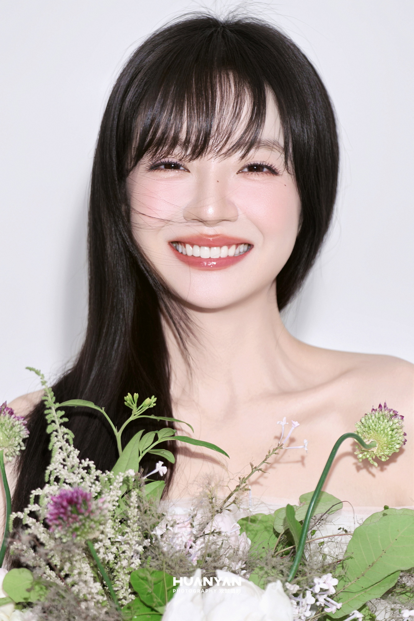 间漫步：简约风婚纱照室内实拍