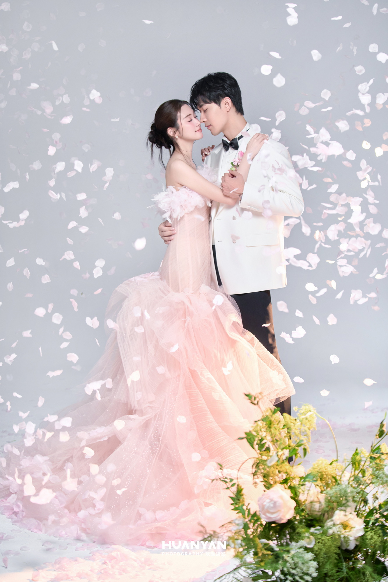 野星漫：简约风婚纱照草地实拍