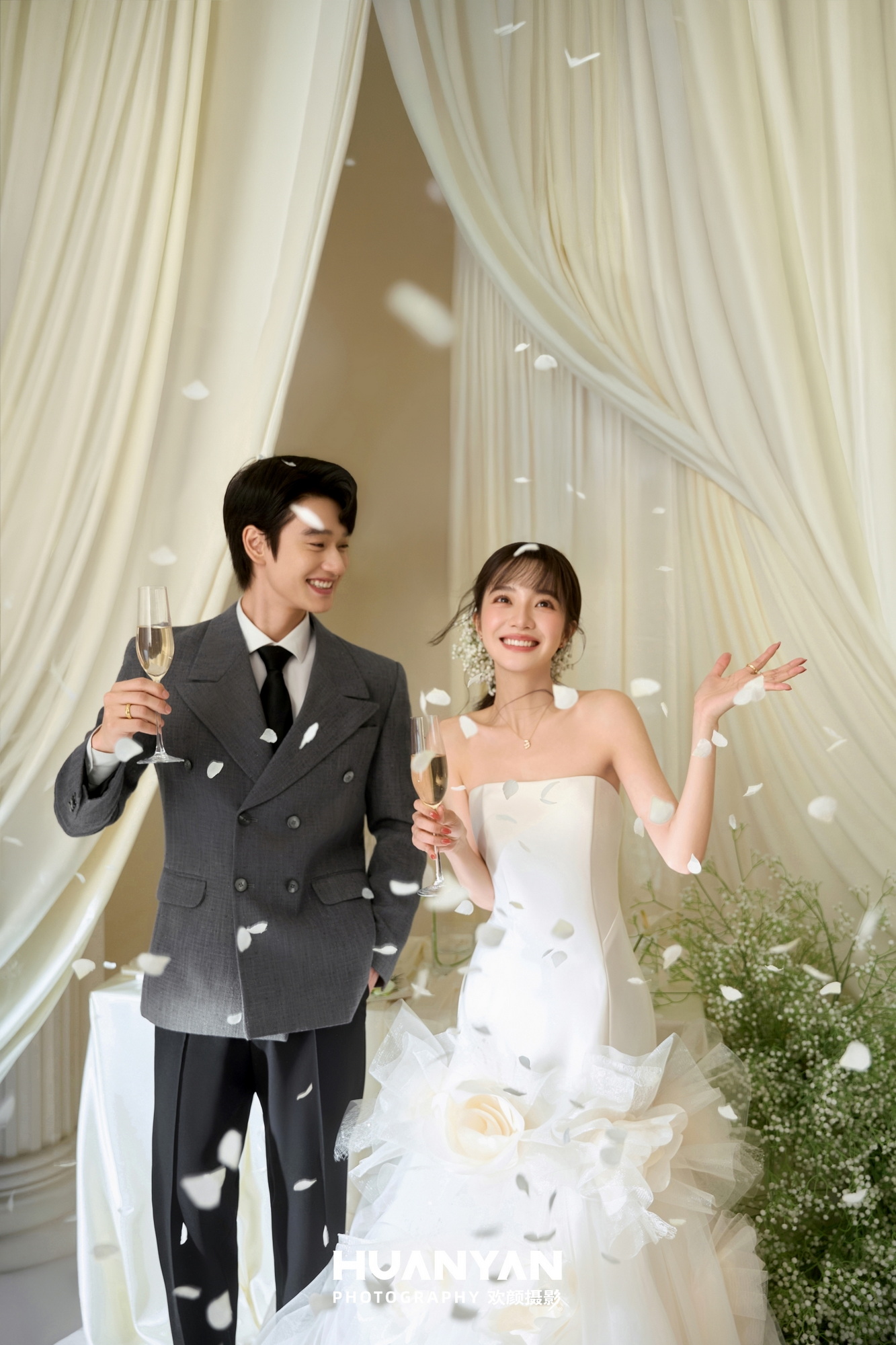 白纱序曲：极简风婚纱照室内实拍